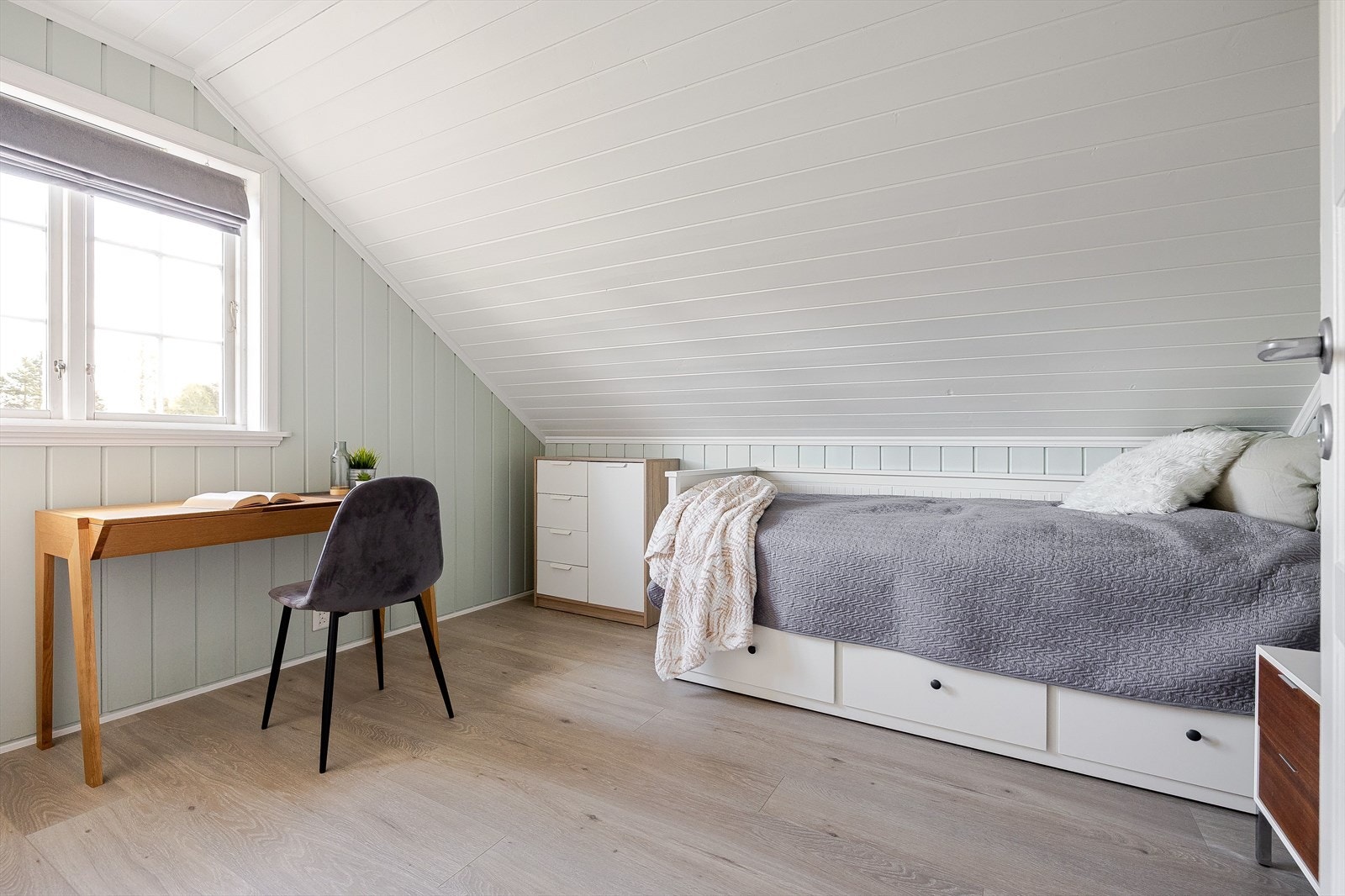 Soverom 2 er et lyst og fint rom som passer perfekt som barnerom, gjesterom eller kontor. Galleribilde