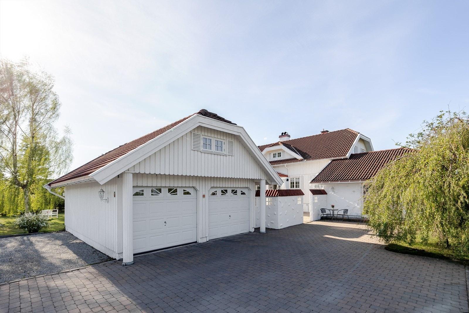 Eiendommen ligger fint til i et familievennlig boligområde med kun en kort spasertur til alt du trenger i hverdagen. Det er nærhet til dagligvarebutikker med utvidet åpningstid, Søbakken barneskole og flere barnehager. Galleribilde