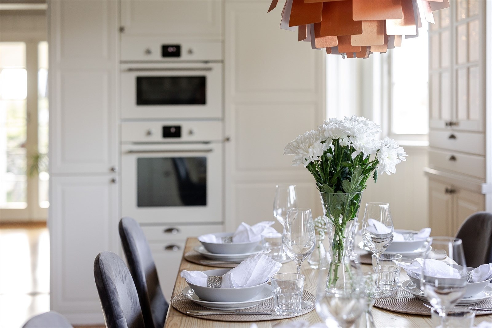 Det er flere skap med vitrinedører og belysning - perfekt for glass og servise. Galleribilde