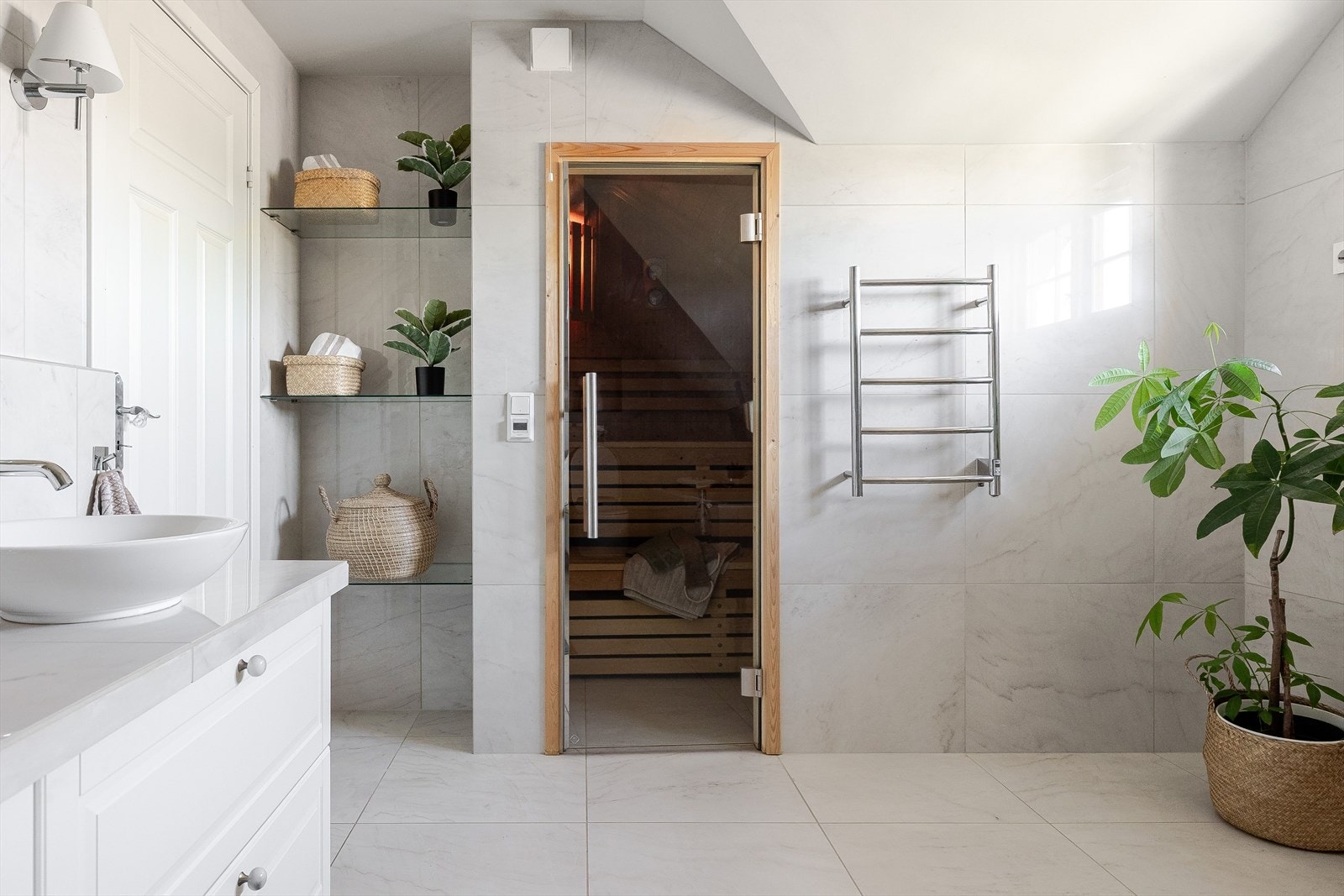 Flott nisje med glasshyller for oppbevaring og dekor. Fra baderommet er det også adkomst til en deilig badstue med sittebenker og el.badstuovn fra 2021. Galleribilde