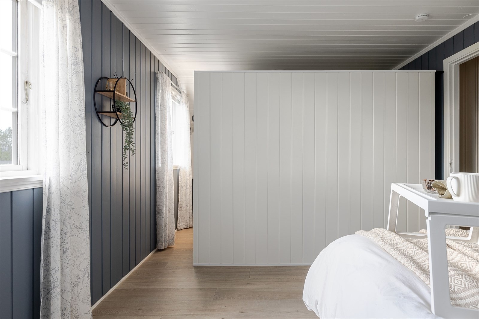 Dette rommet var opprinnelig to soverom som i 2020 ble ombygget til ett soverom med garderoberom. Galleribilde