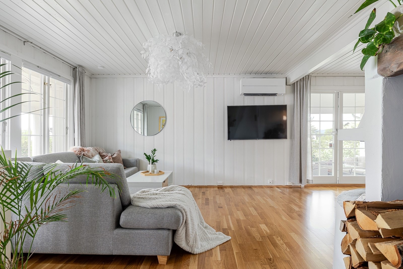 Stuen har god standard med parkett på gulv og lysmalt panel på veggene. Galleribilde