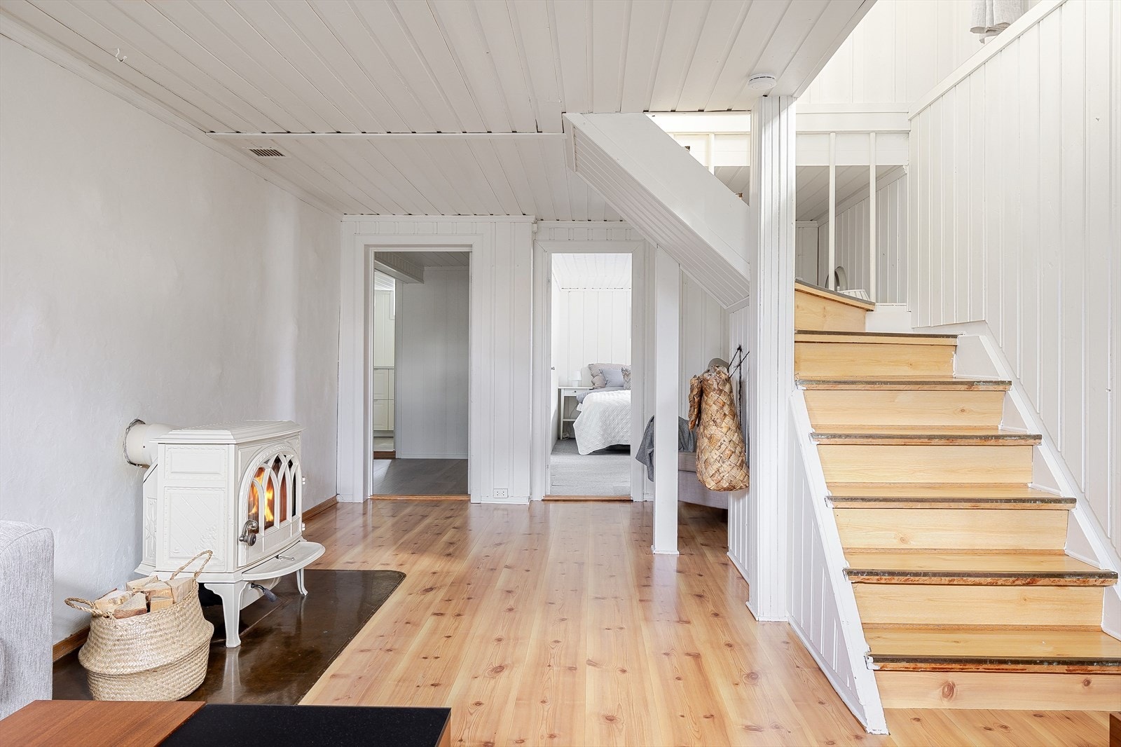 Som et fint midtpunkt i stuen er det en fin emaljert peisovn fra 2018 som både gir god varme og bidrar til ekstra hygge. Galleribilde