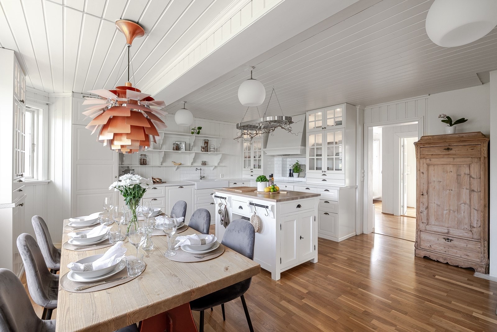 Her kan du enkelt dekke opp til langbord og inviterer venner og familie på hyggelige selskap! Galleribilde