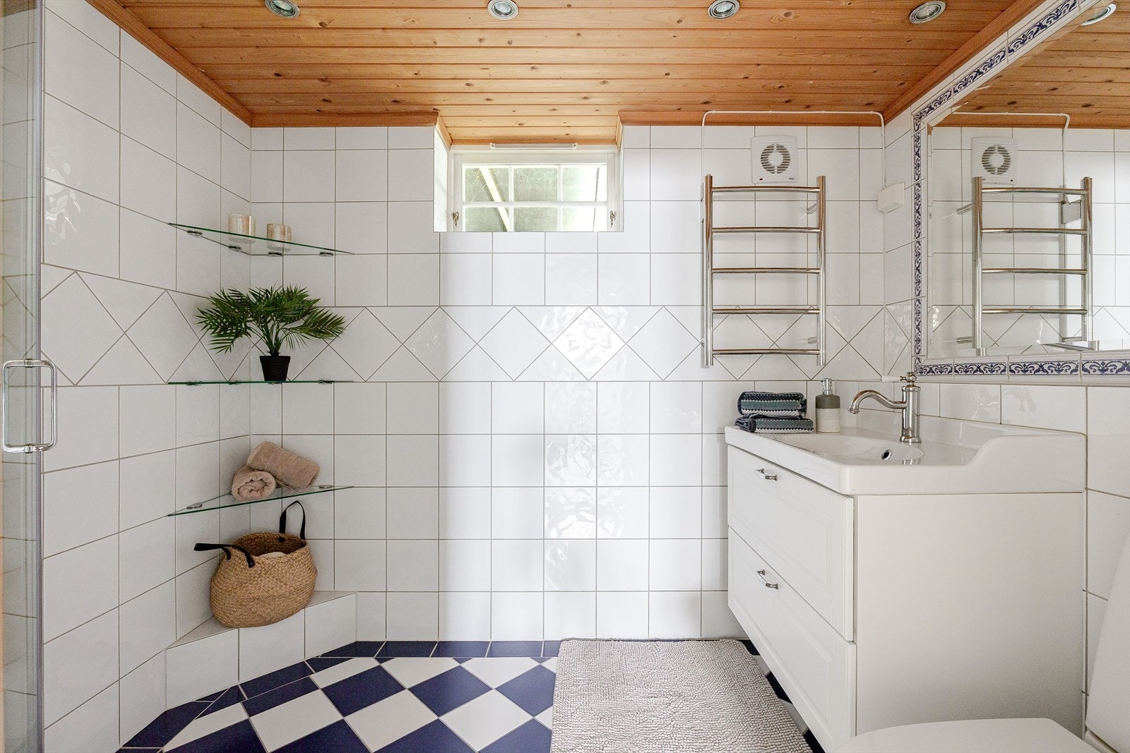 I kjelleren er det et lyst og tidløst flislagt baderom som ble pusset opp i 1997. Baderommet har fliser på gulv og vegger, gulvvarme, downlights i himlingen og elektrisk styrt vifte. Galleribilde