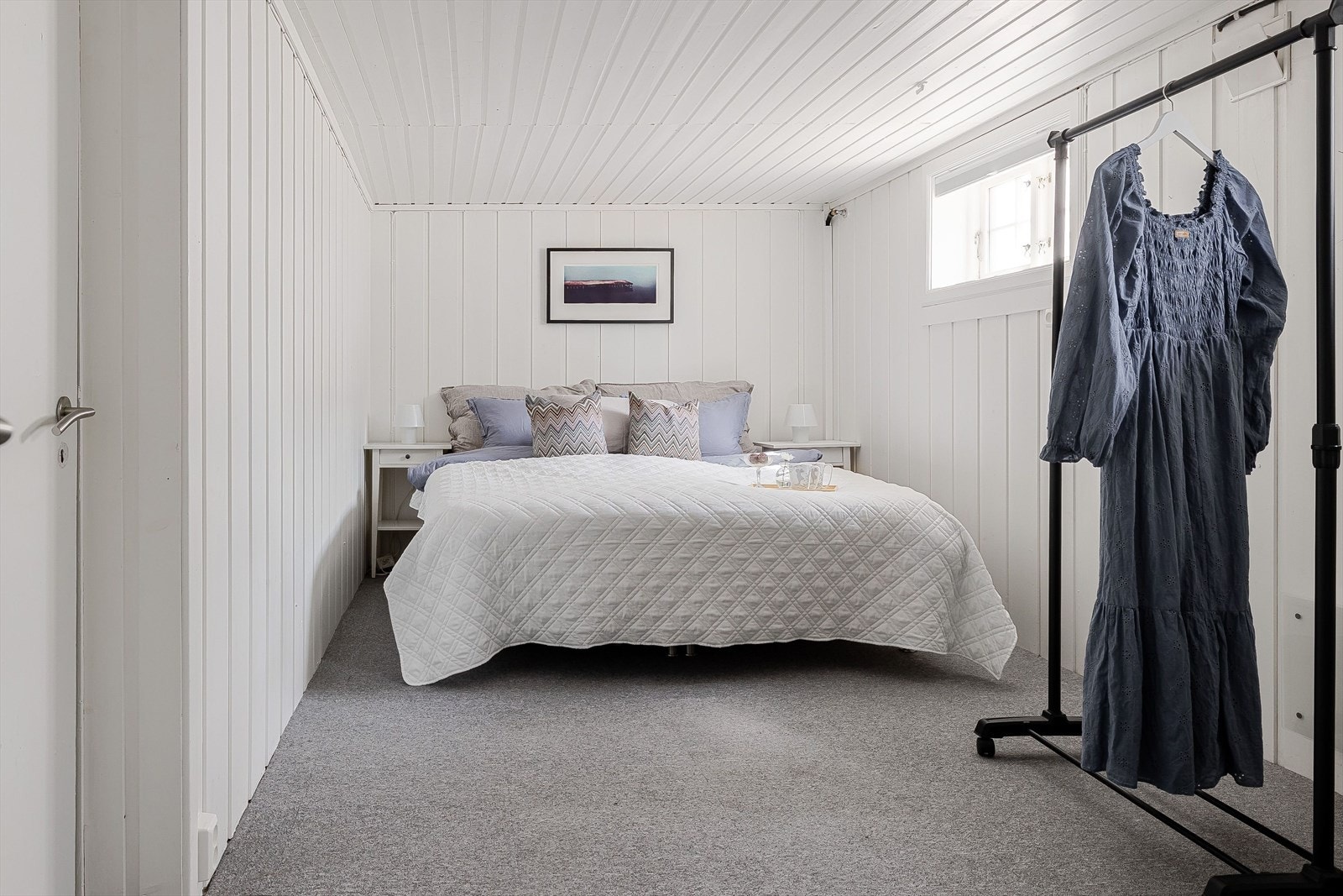 Soverom 5 ligger i kjelleretasjen og er et stort rom. Det gjøres oppmerksom på at soverommet ikke har godkjente rømingsvinduer. Galleribilde