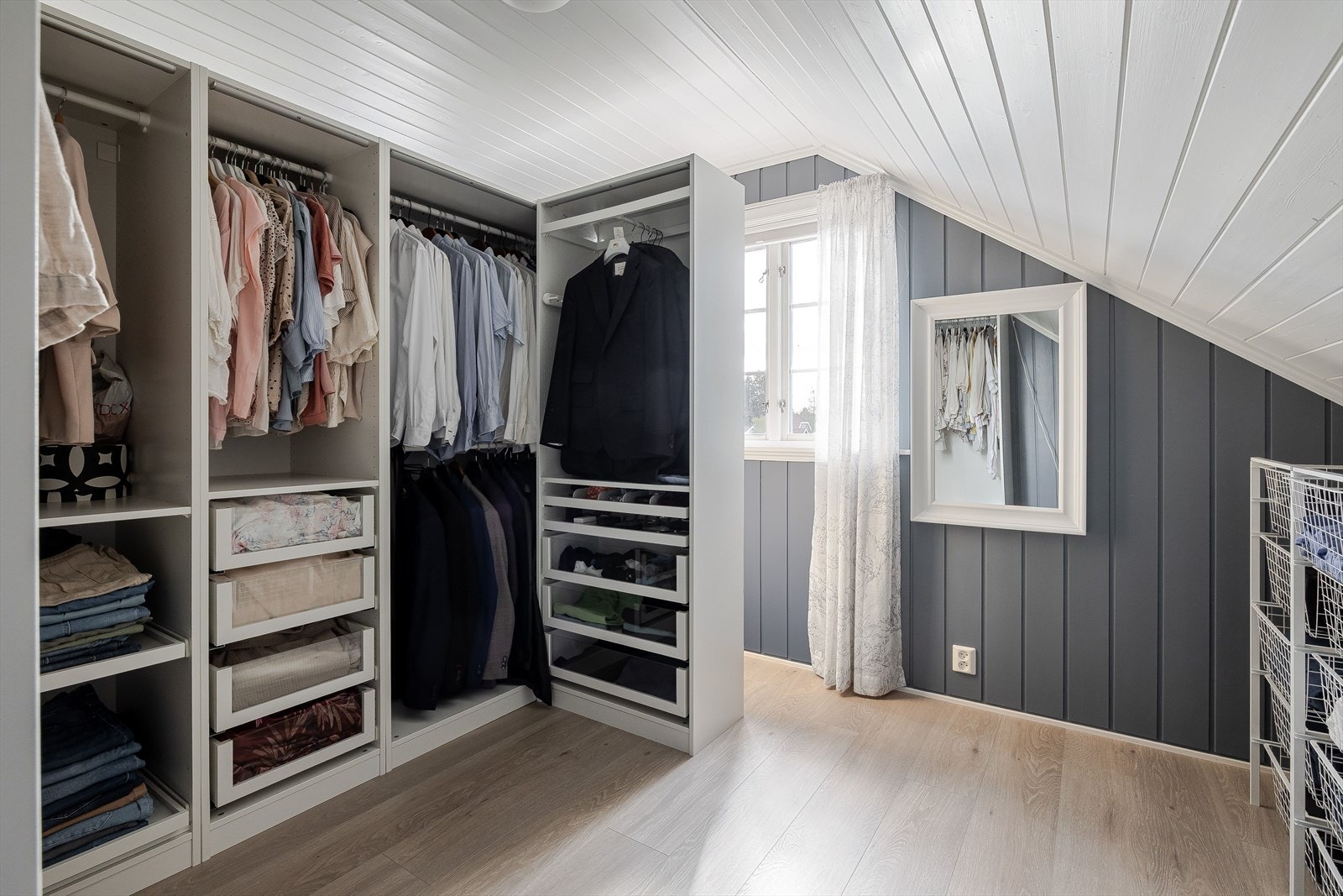 Her har du rikelig med oppbevaringsplass i flott åpen garderobeløsning med skuffer, hyller og oppheng. Galleribilde