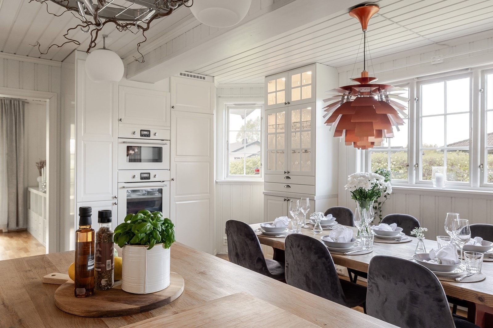 Kjøkkenet er fullt utstyrt med medfølgende integrerte hvitevarer som nedfelt platetopp, stekeovn, kombinert stekeovn/mikro, oppvaskmaskin, kjøleskap og fryser. Galleribilde