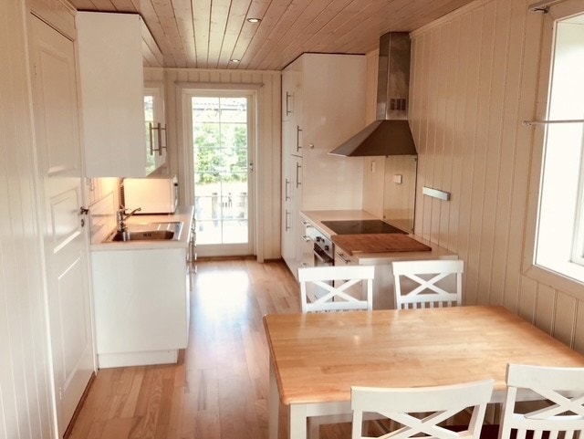 Utleiedelen har integrerte hvitevarer og god plass til spisebord. Galleribilde