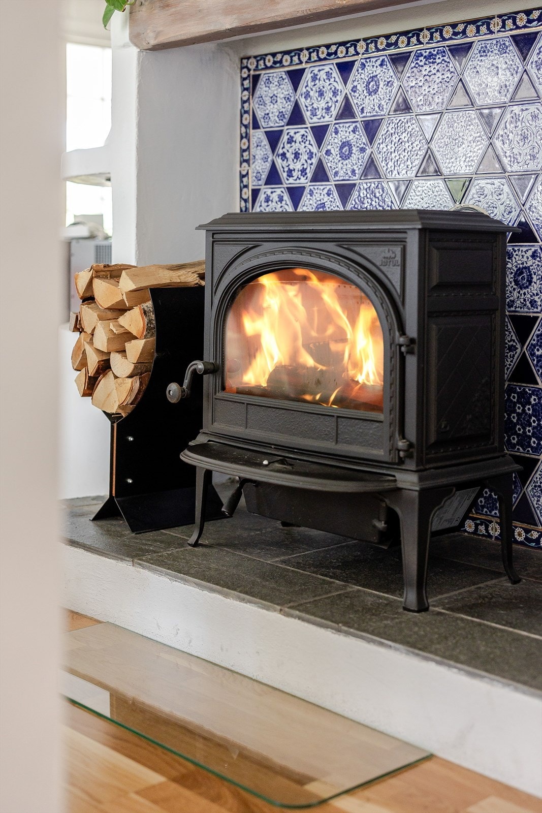 Koselig peisovn fra 2019 med nydelige fliser bak. Galleribilde