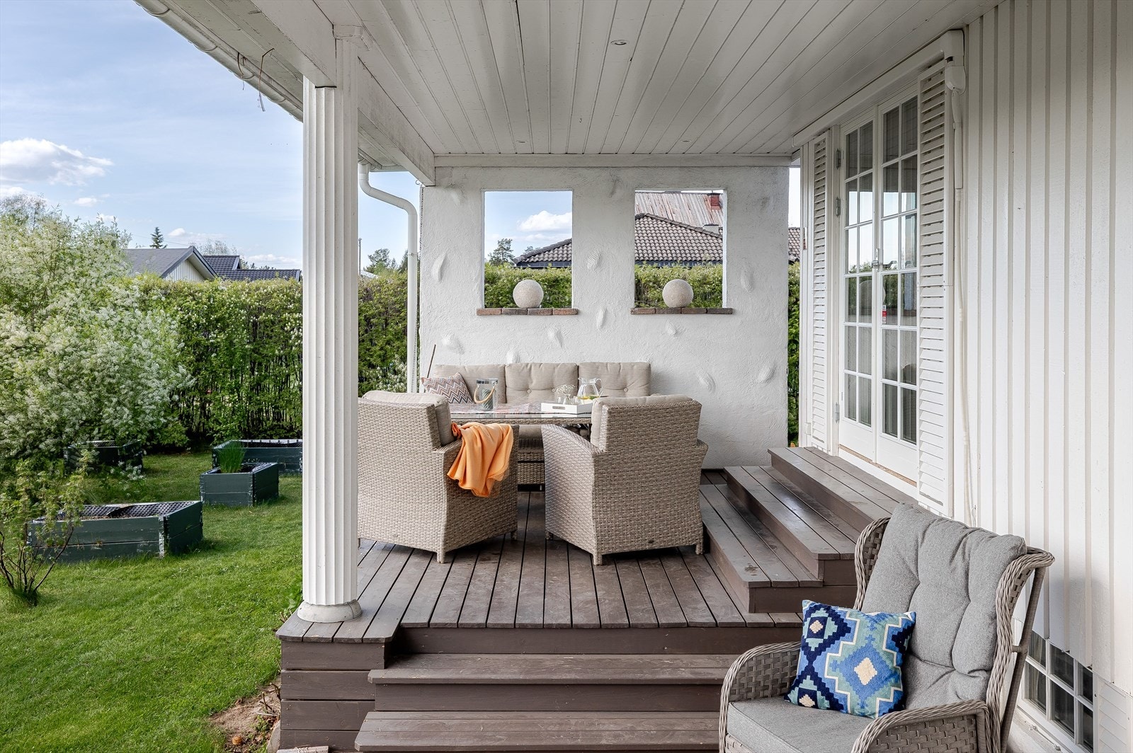 Fra stuen er det doble terrassedører ut til en flott og solrik terrasse. Galleribilde