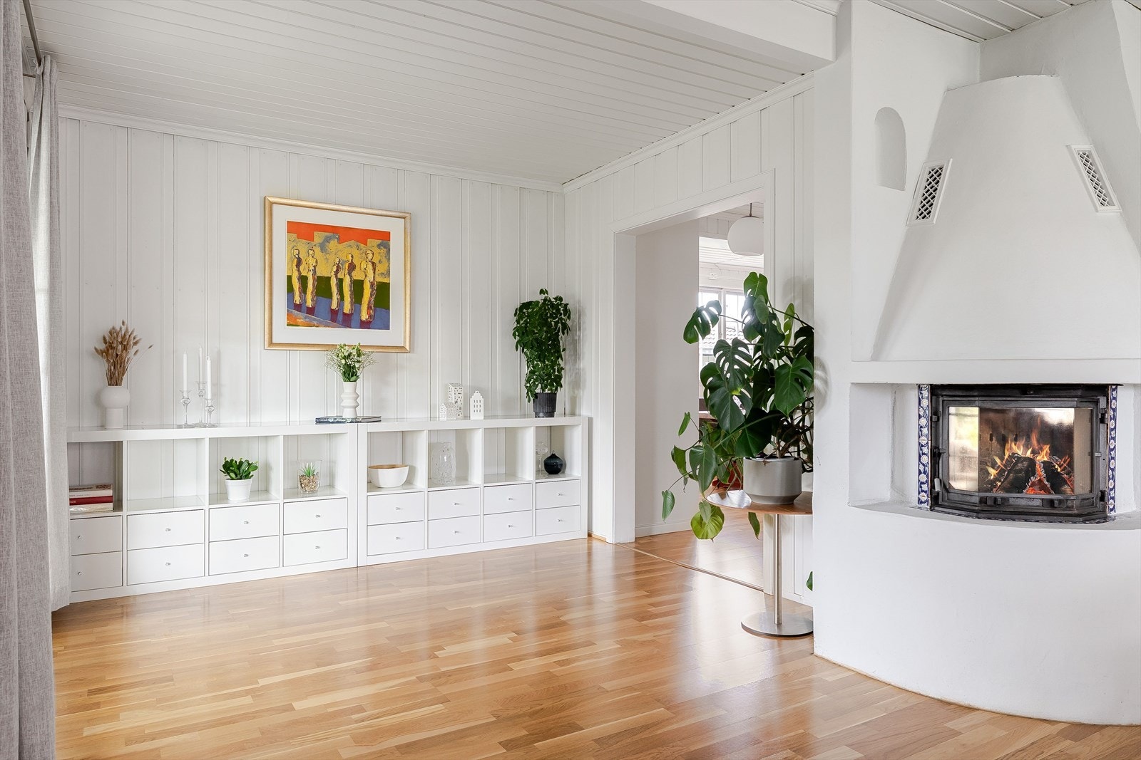 I hjørnet av stuen er det en murt peis med peisinnsats fra 1995. Galleribilde