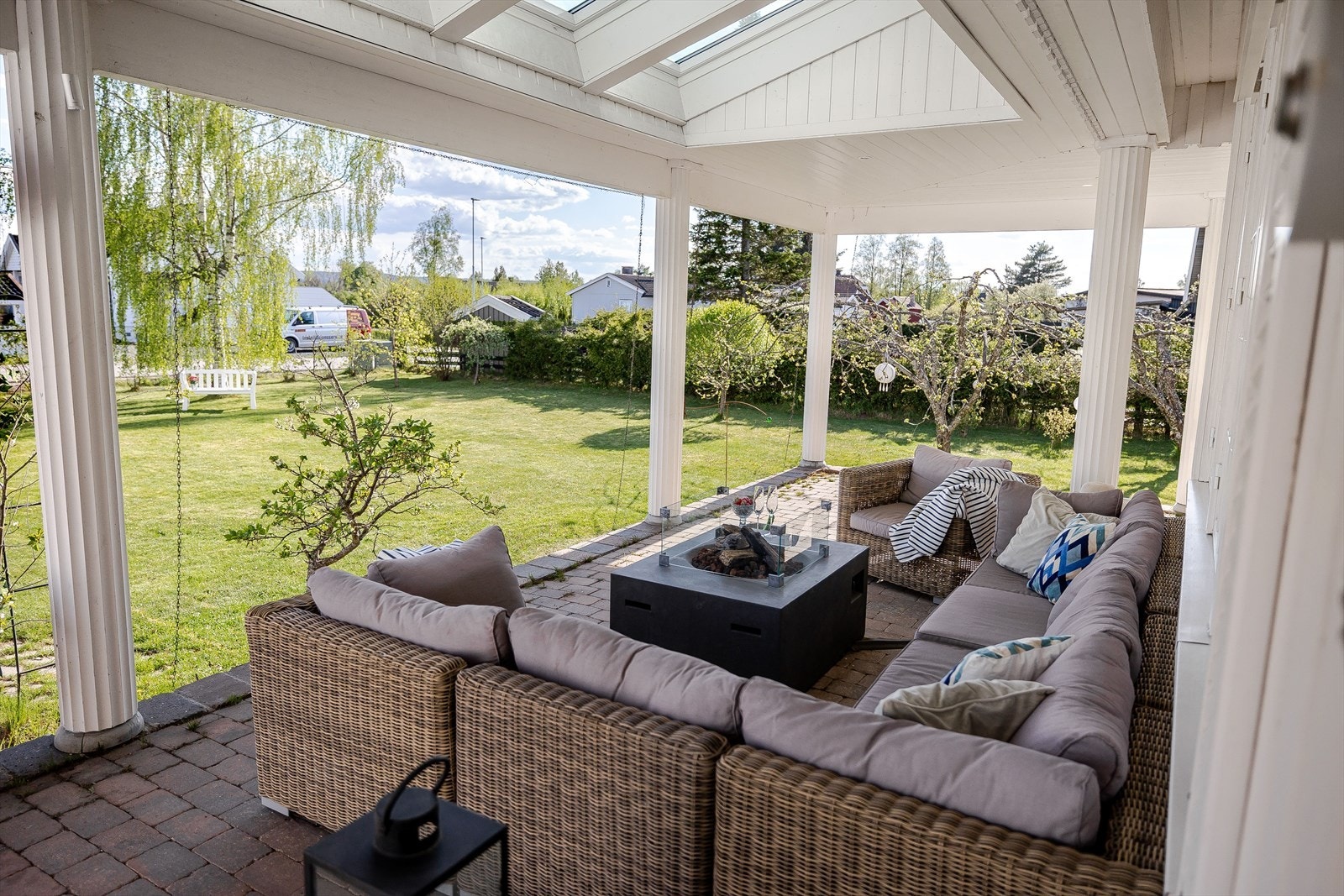 Uteplassen vender mot både syd og vest som sørger for svært gode solforhold. Galleribilde