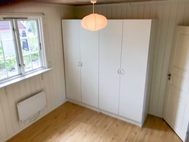 På soverommet i utleiedelen er det god plass til garderobeskap. Galleribilde