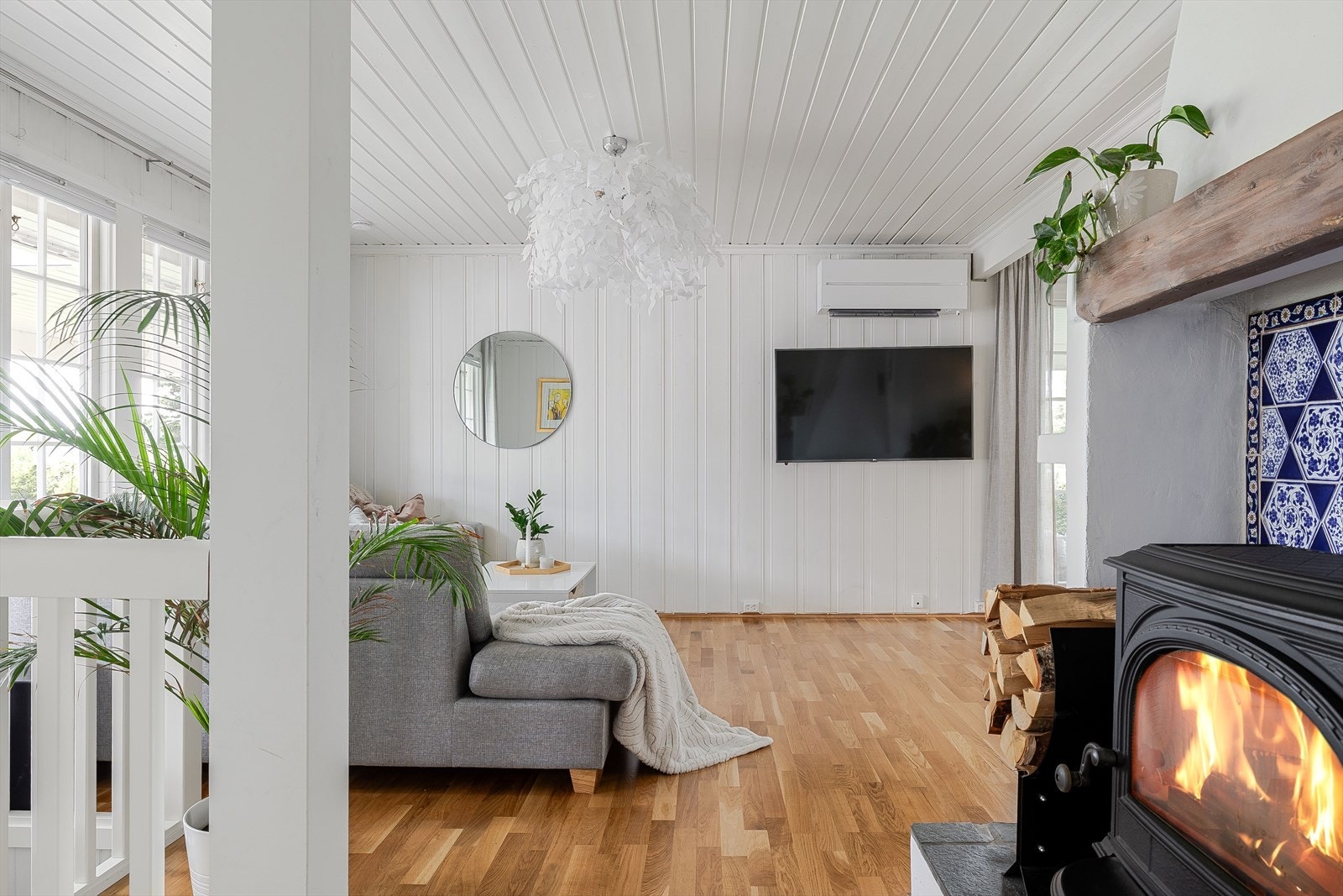 I tillegg til to ildsteder er det montert luft-til-luft varmepumpe fra 2020 som sørger for en god og jevn varme på vinterstid. Galleribilde