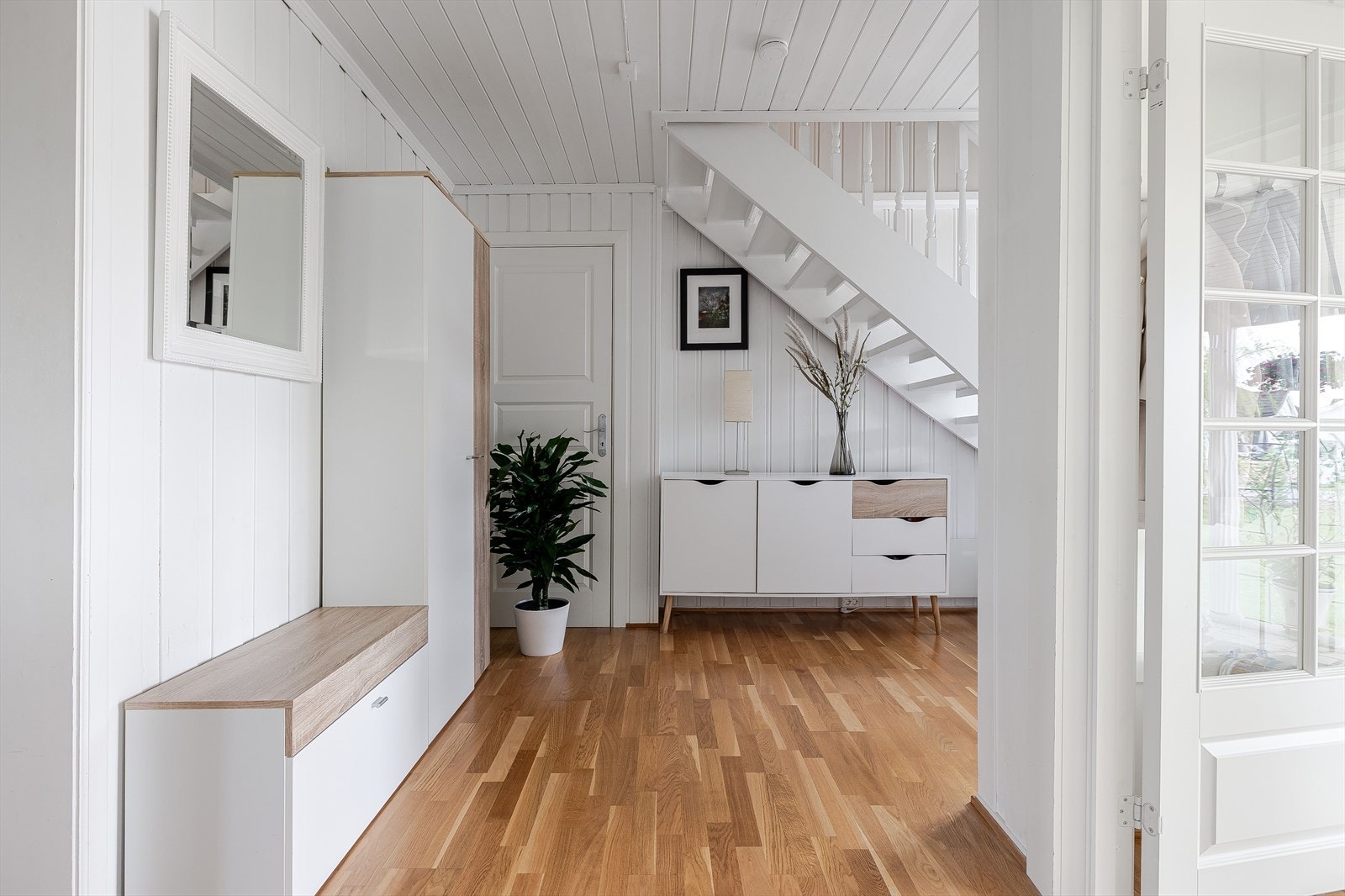 I gangen er det oppbevaringsplass i flott garderobeløsning med sittebenk. Galleribilde