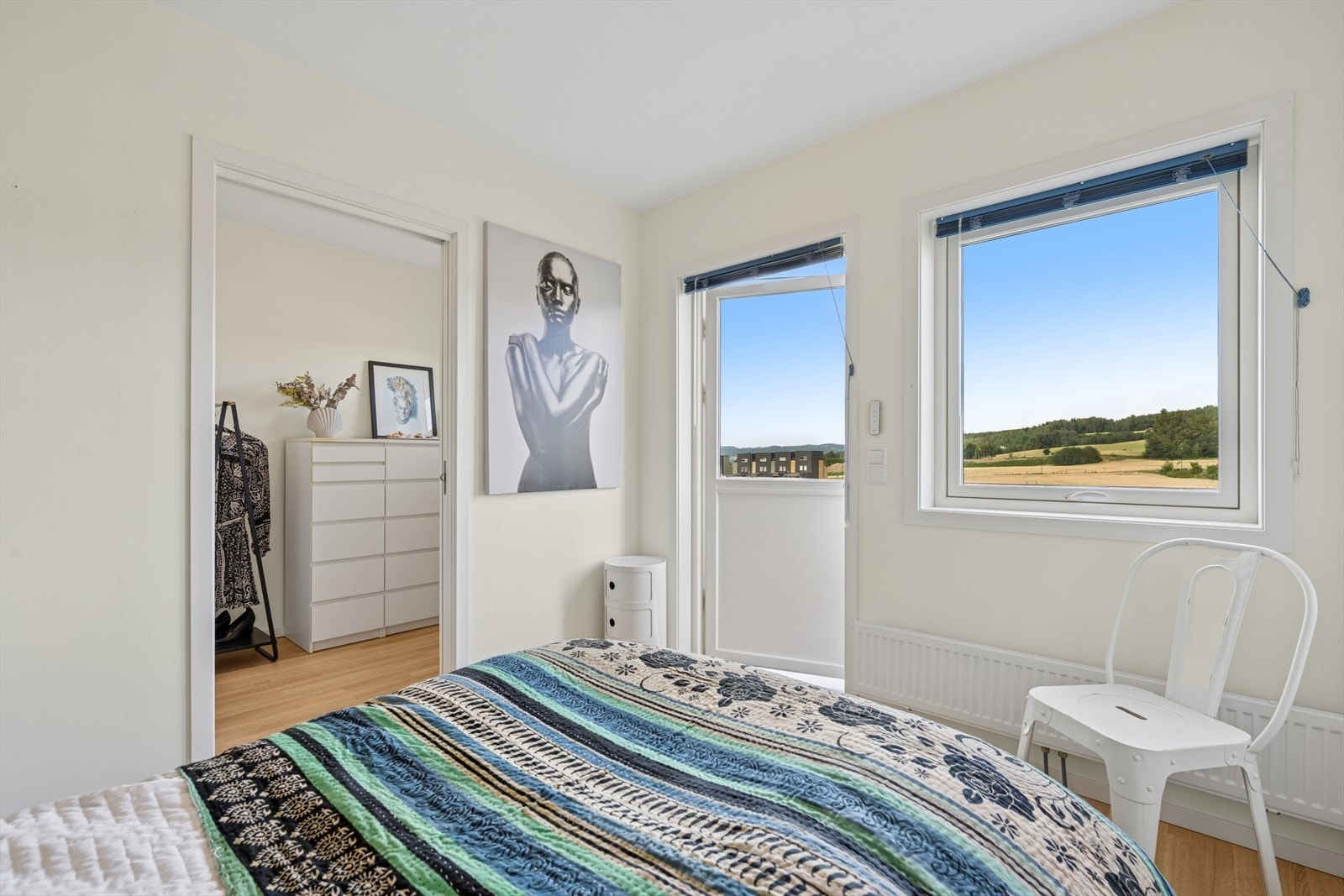 Balkong og omkledningsrom tilhørende hovedsoverommet. Galleribilde