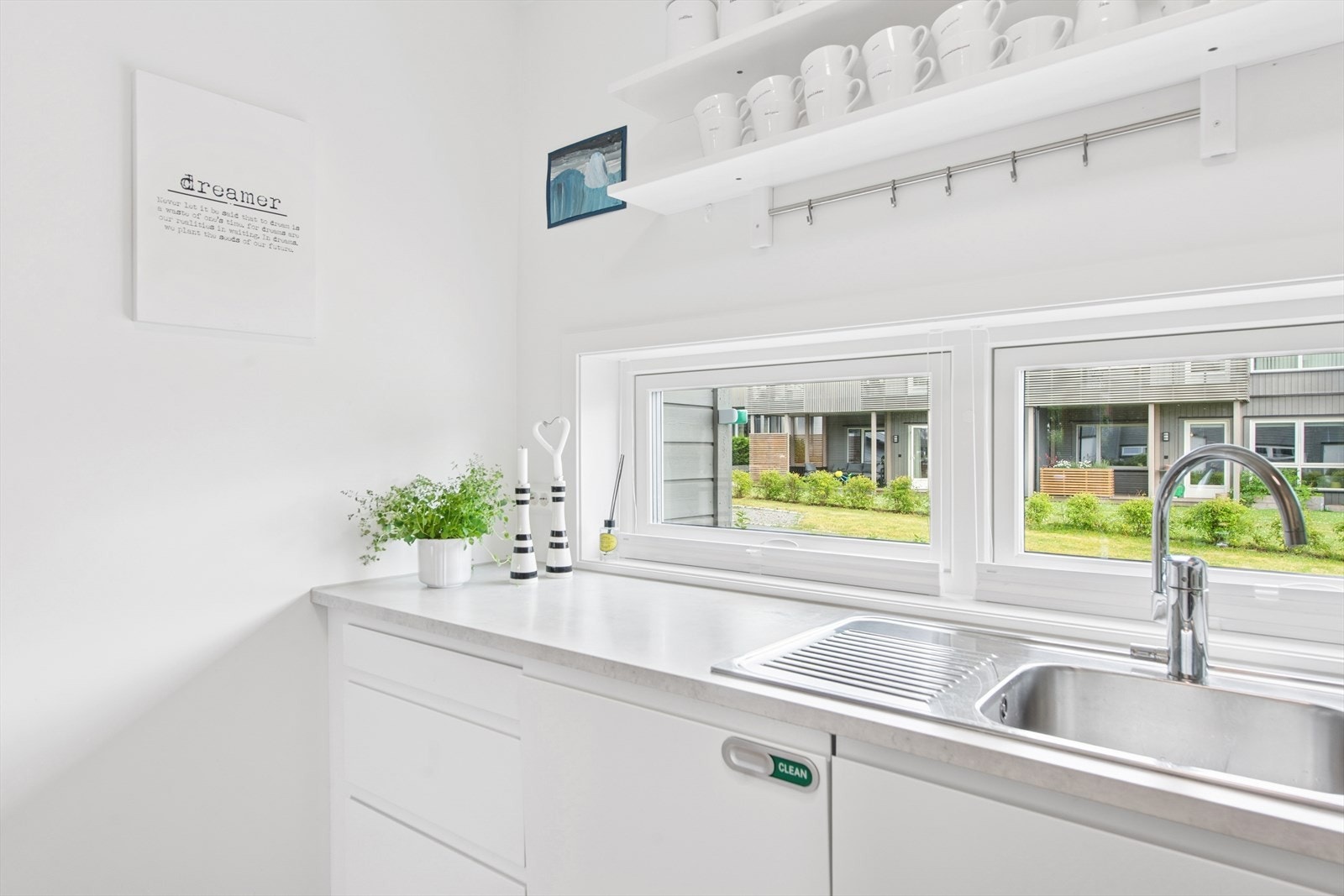 Avlange vinduer som slipper inn godt med lys. Galleribilde