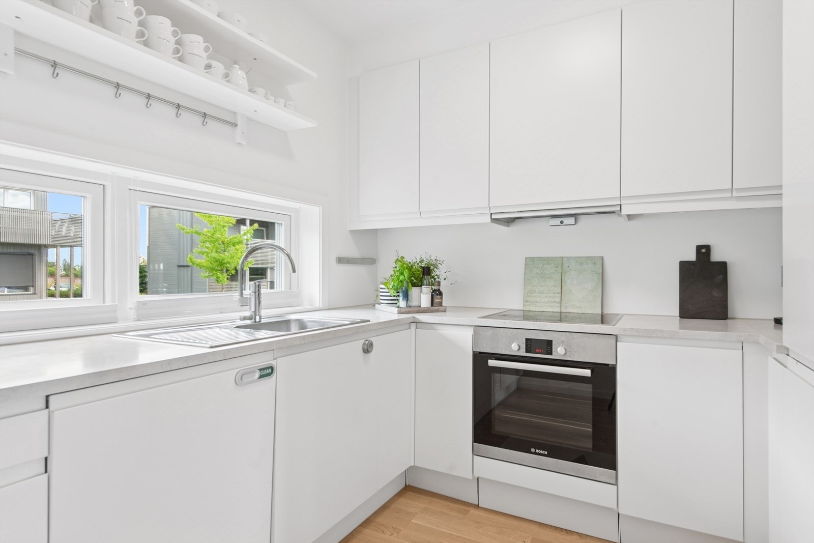 Kjøkken med hvite overflater. Galleribilde