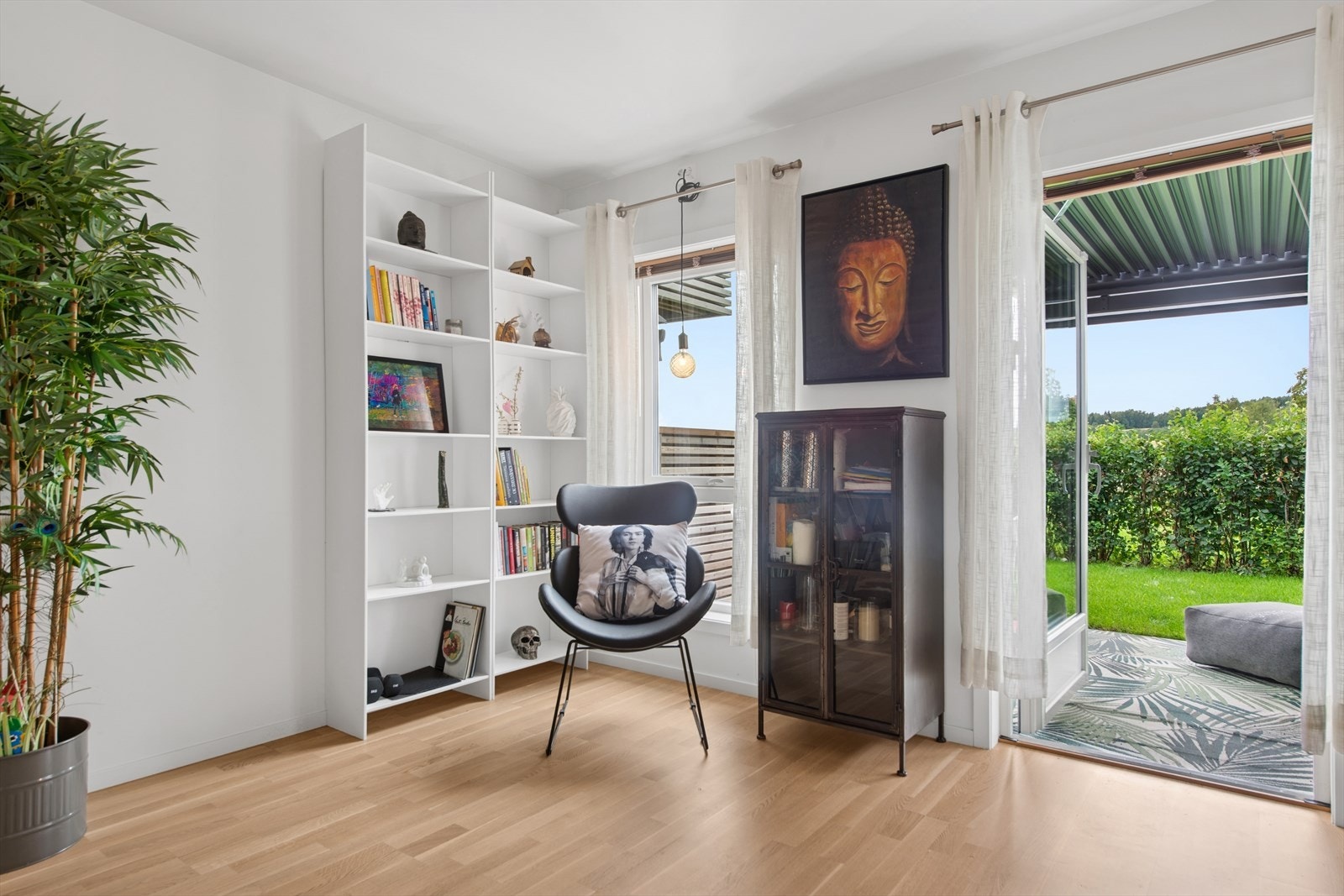 Store vinduer og terrassedør, slipper inn mye naturlig dagslys. Galleribilde