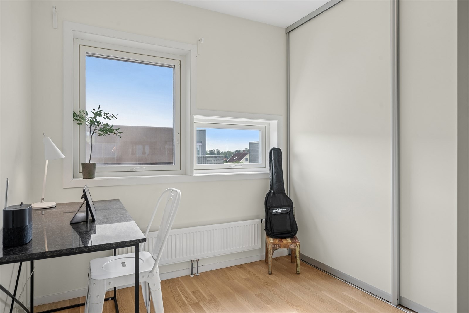 skyvedørsgarderobe med god plass Galleribilde