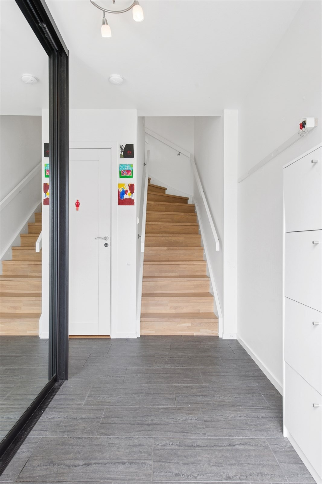 Romslig èntre. Galleribilde