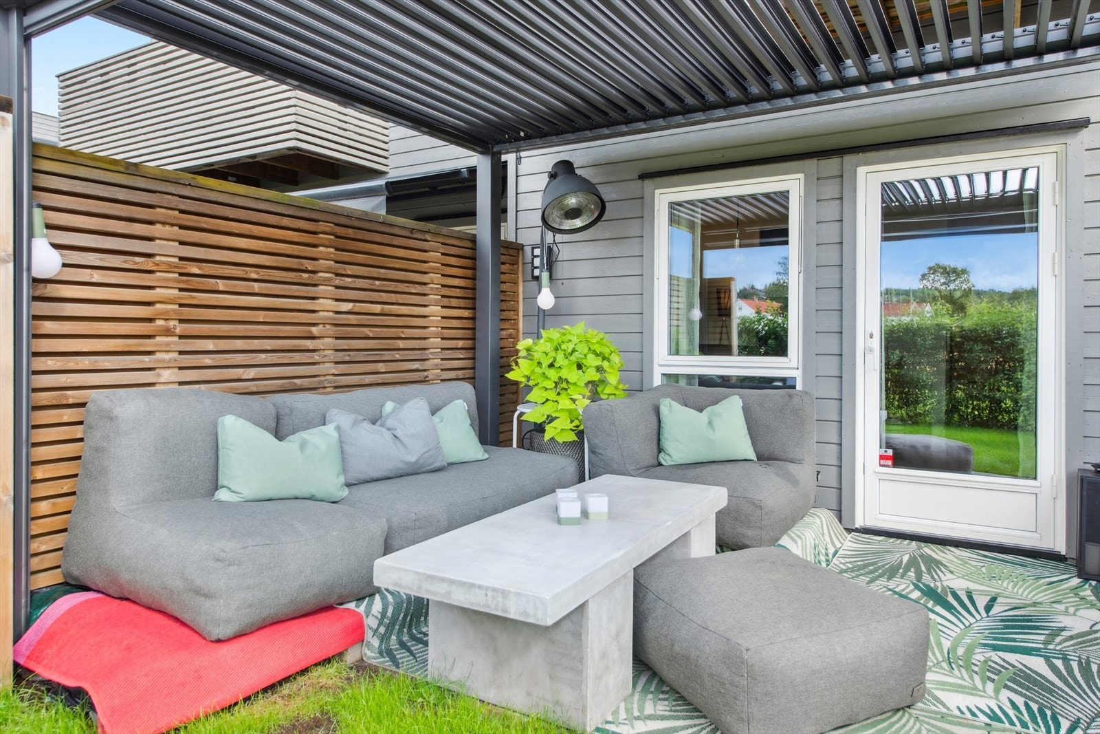 Terrasse, pergola følger med. Galleribilde