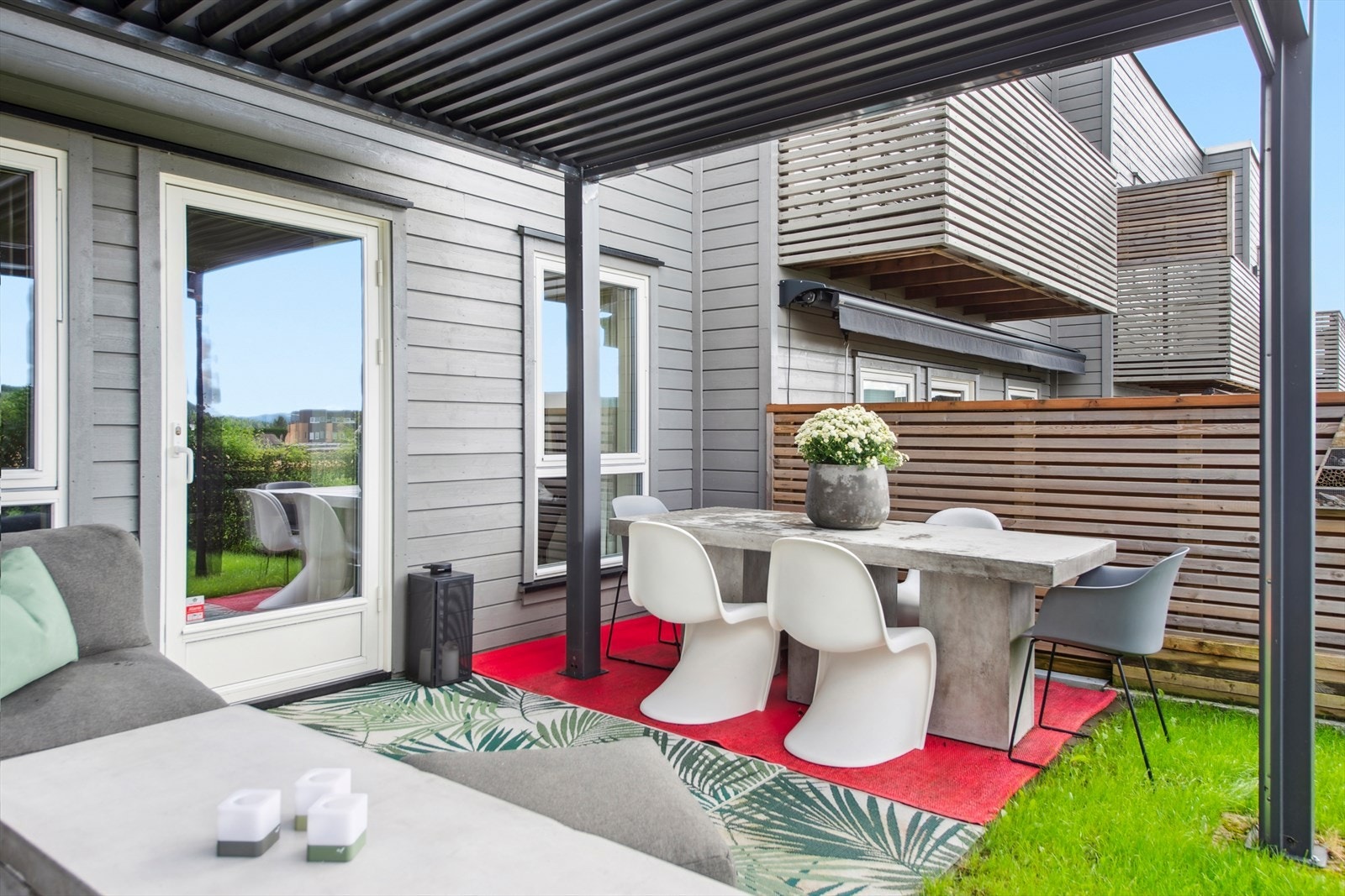 Fin hellelagt terrasse med mulighet for stort spisebord. Galleribilde