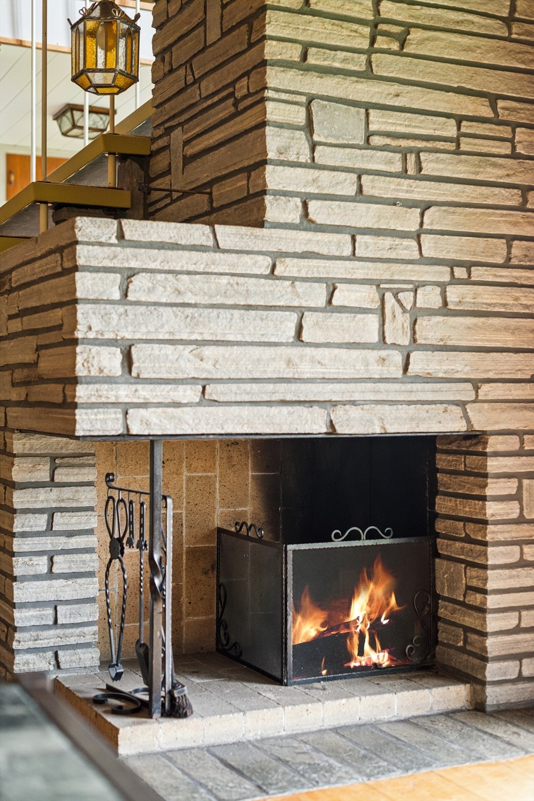 Stilig peis i naturstein i underetasjen. Galleribilde