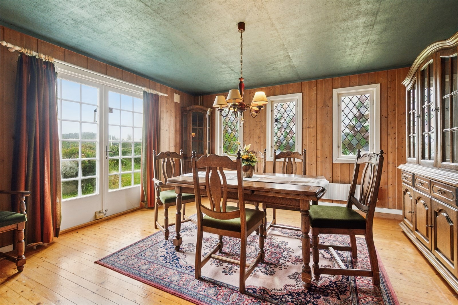 Det er også en spisestue i underetasjen med utgang til hagen. Galleribilde