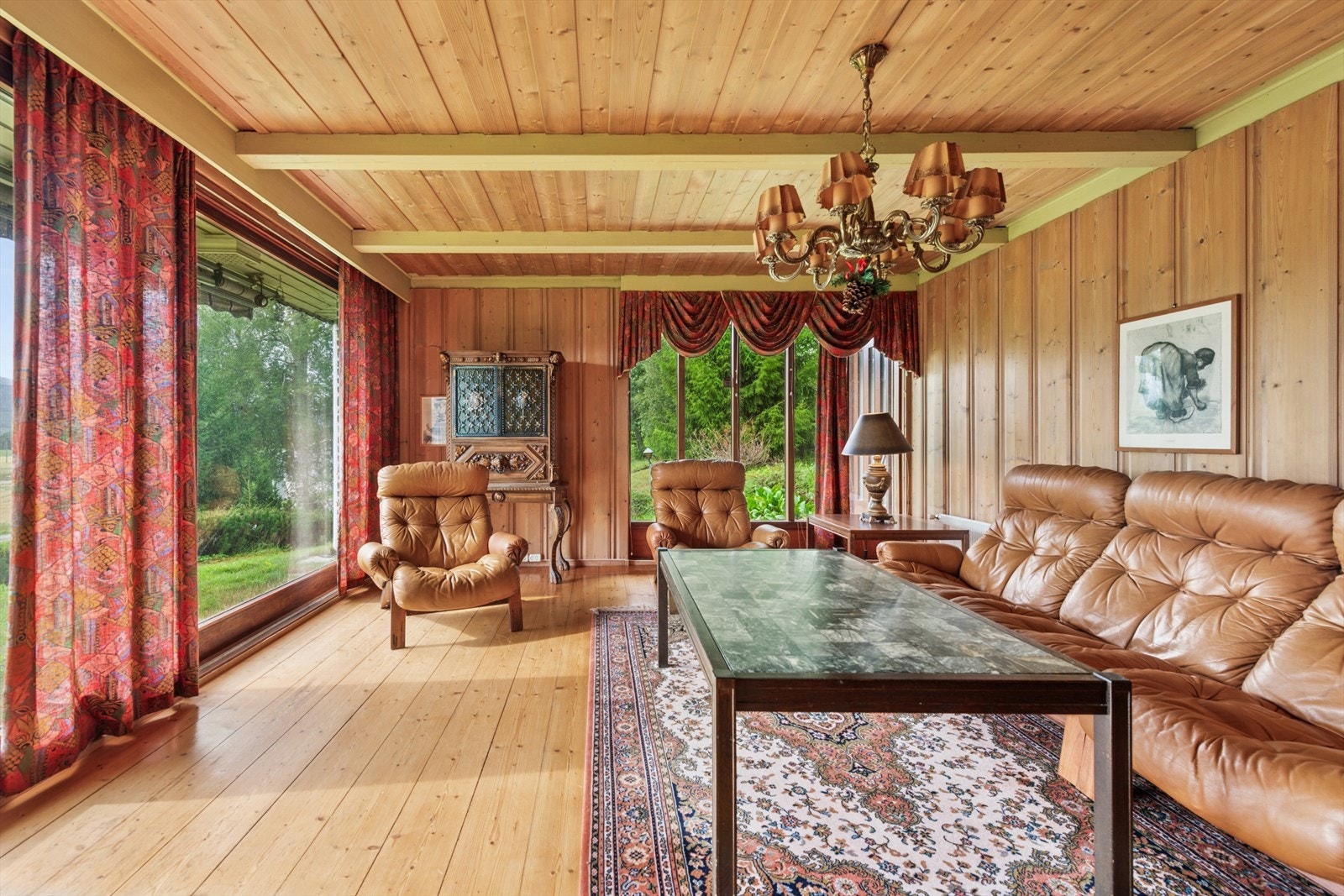 Vinduer fra gulv til tak i stuen i underetasjen. Galleribilde