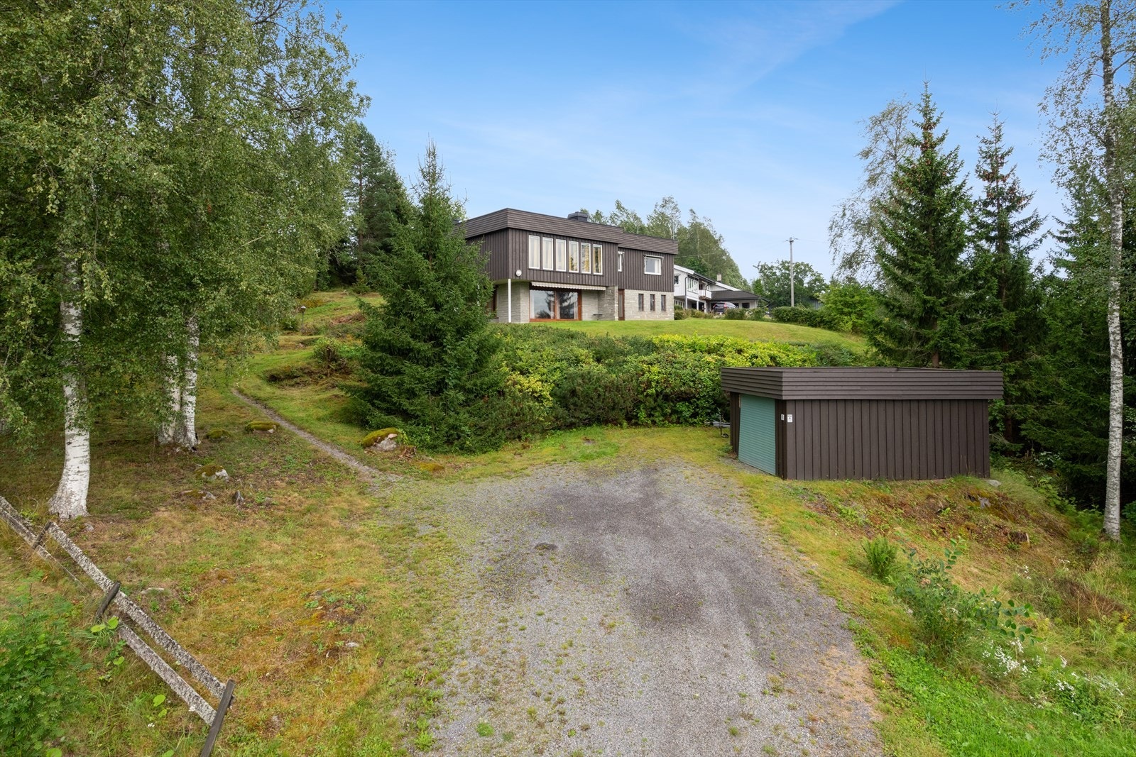 Det er også garasje på tomten. Galleribilde