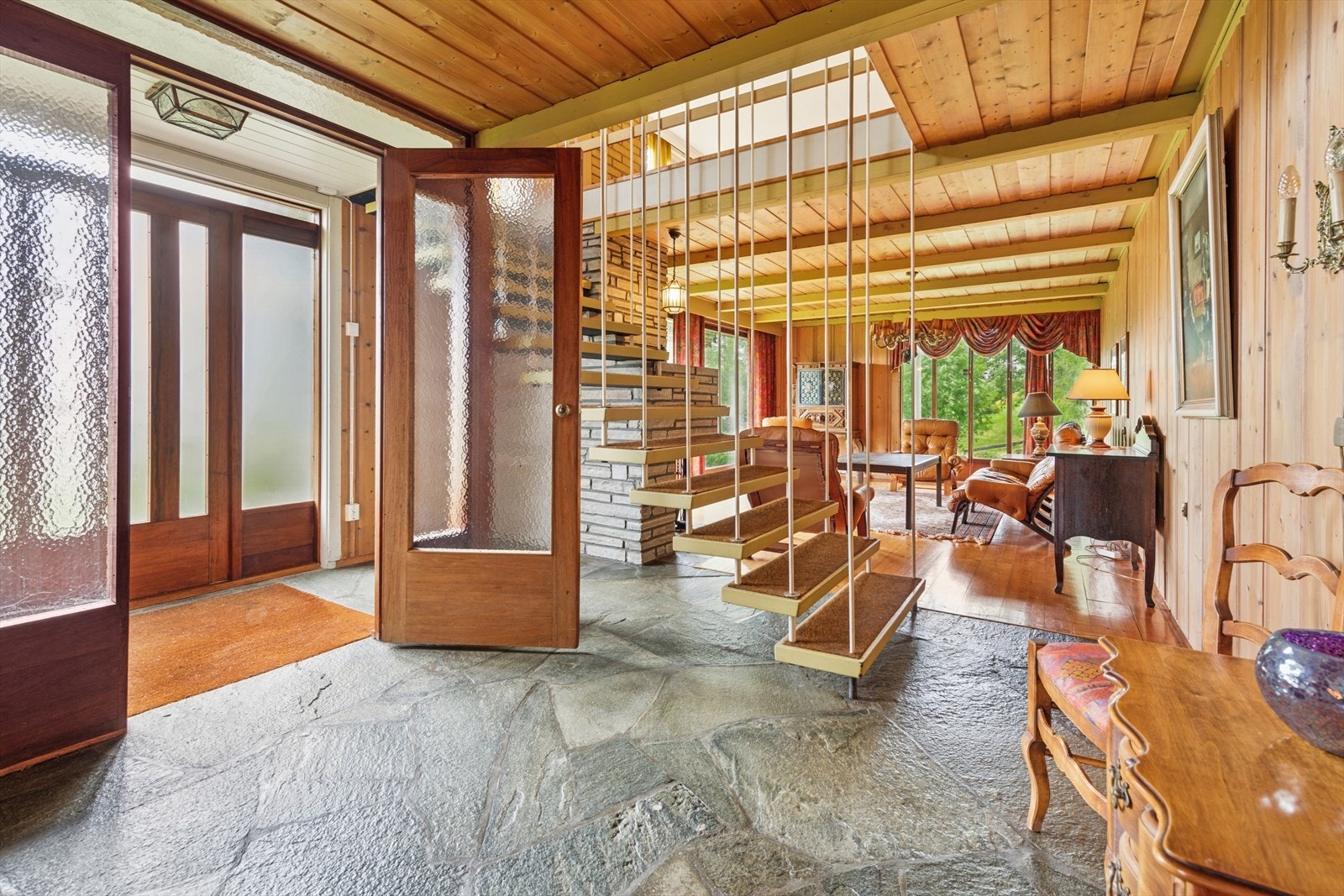 Boligen har både et inngangsparti i underetasjen og et i 1. etasje. Galleribilde