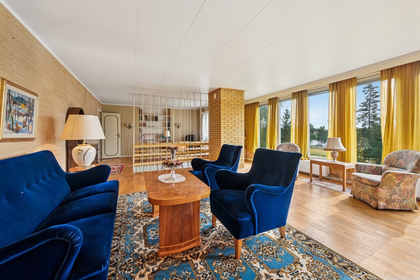 Det er store vinduer også i stuedelen i 1. etasje. Galleribilde