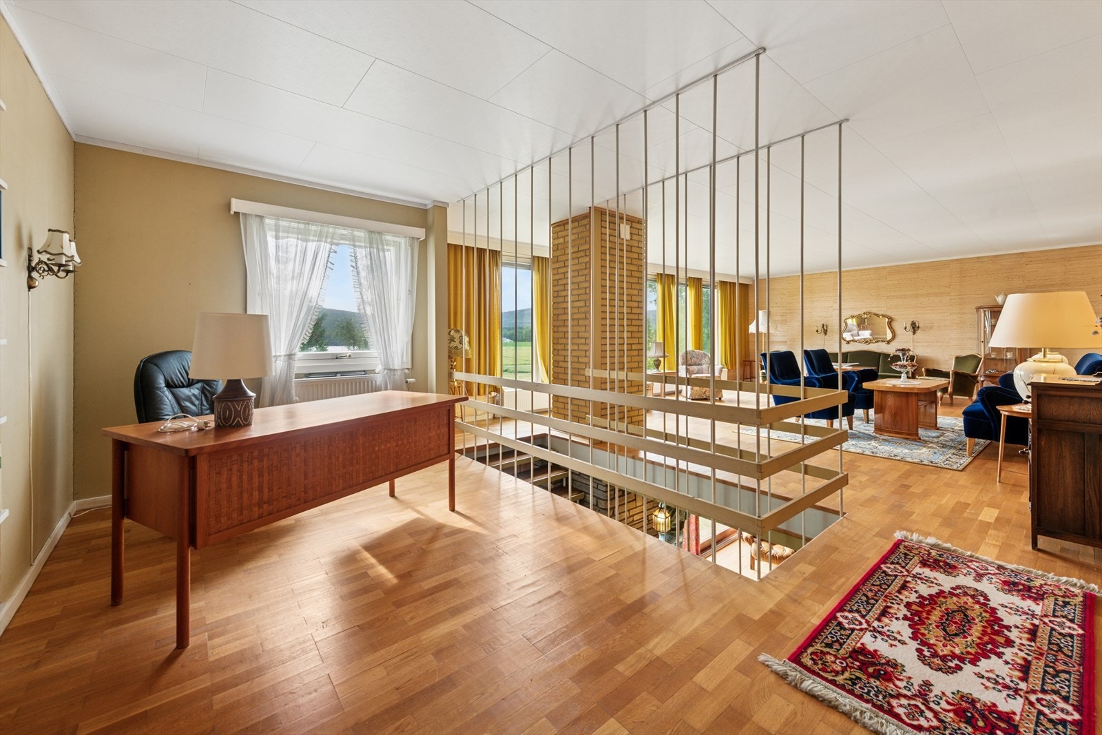 Svært romslig stue i 1l etasje med plass til flere sittegrupper. Galleribilde