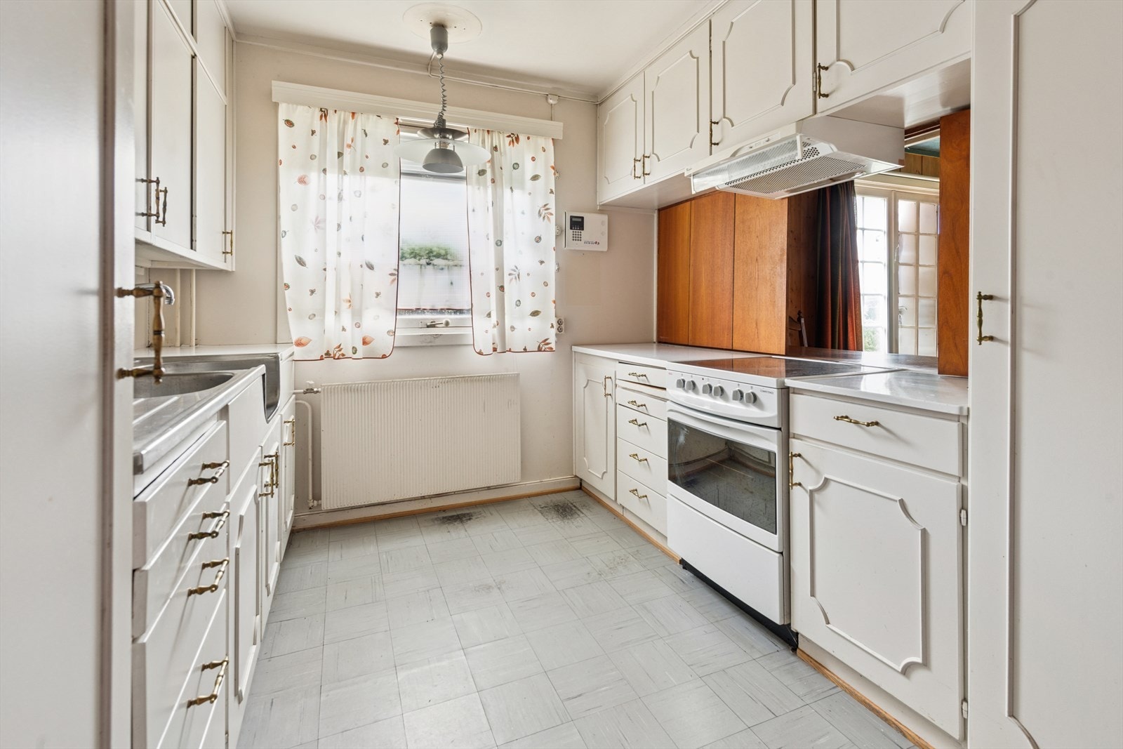 Kjøkkenet er plassert i underetasjen. Galleribilde