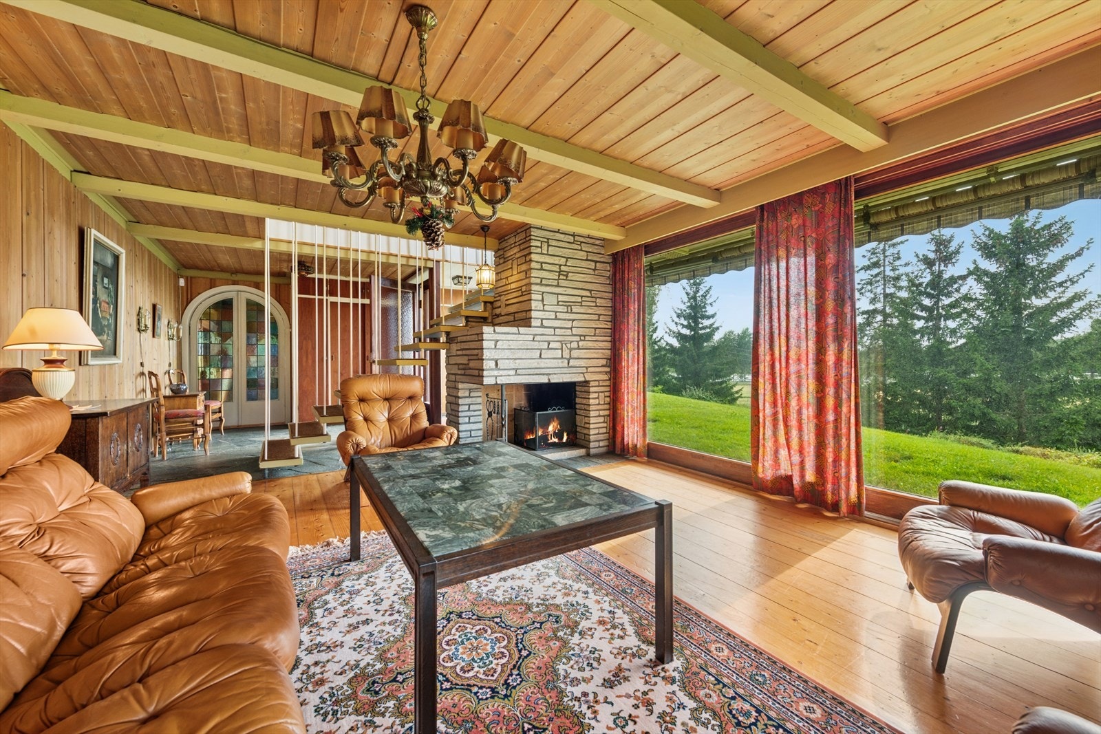 Åpen løsning mellom entréen og stuen i underetasjen som må sies å være forut for sin tid. Galleribilde