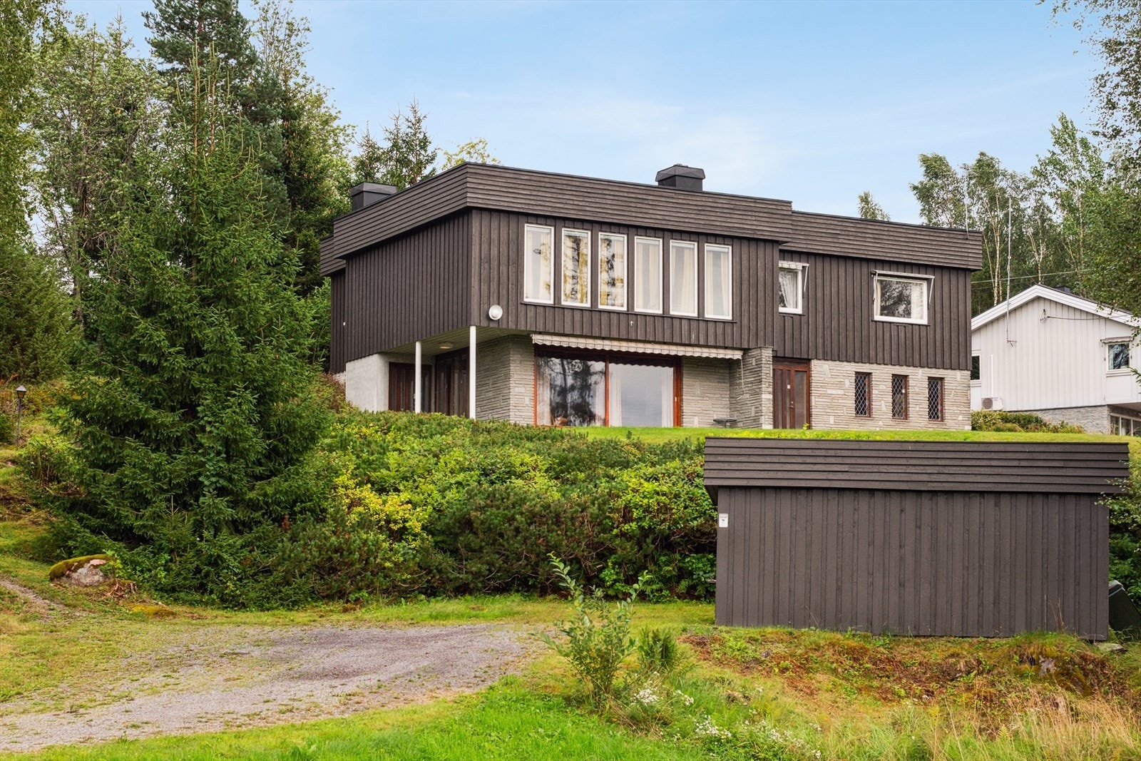 Arkitekttegnet bolig med store vindusflater i stuene. Galleribilde