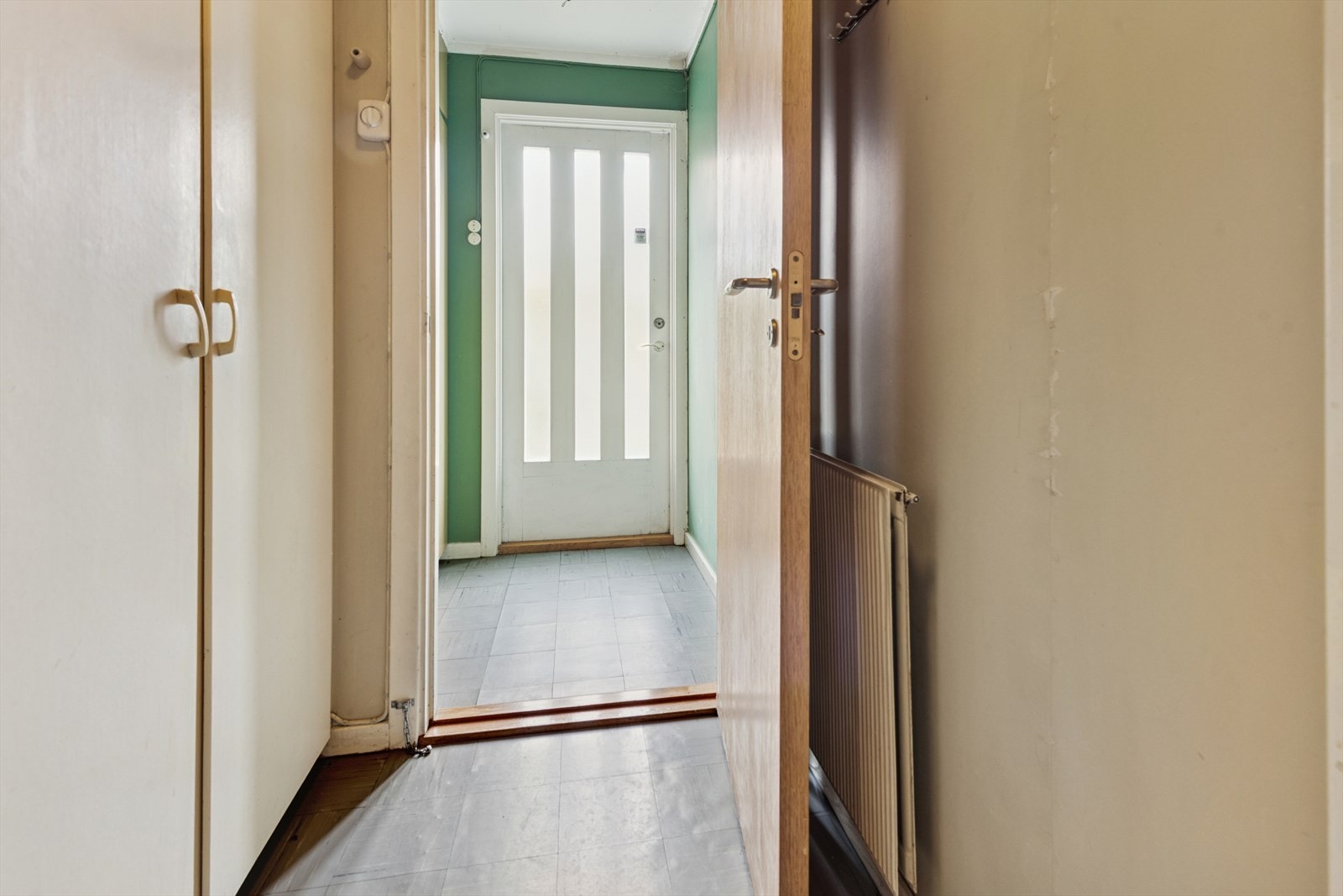 Det er egen inngang til 1. etasje som gir muligheter ved eventuell oppussing. Galleribilde