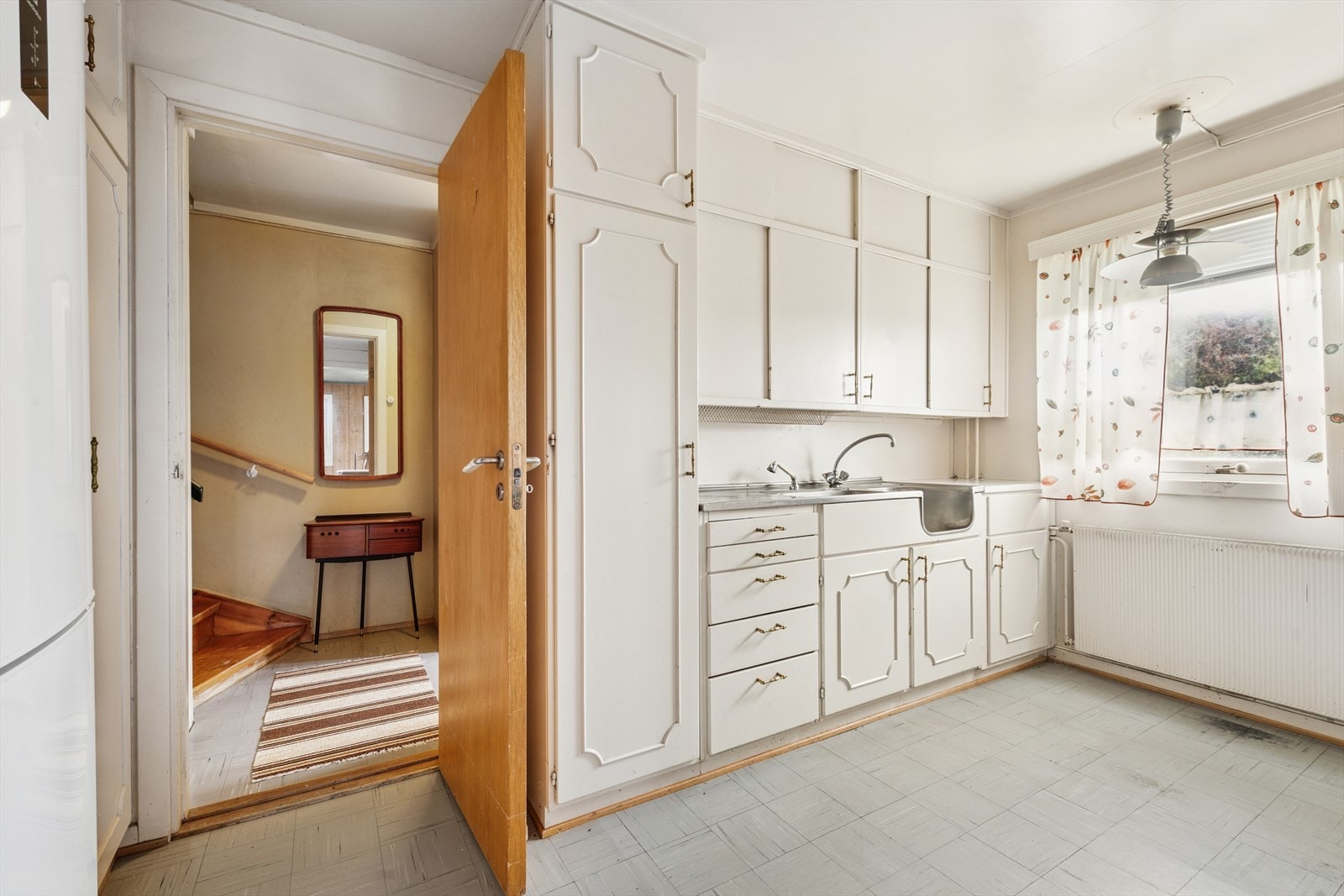 Original kjøkkeninnredning med takhøye overskap. Galleribilde