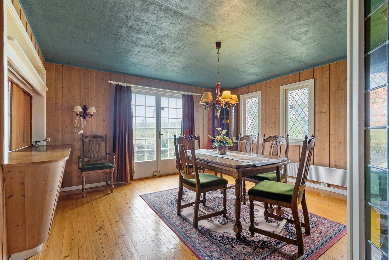 Spisestuen har barløsning mot kjøkkenet. Galleribilde