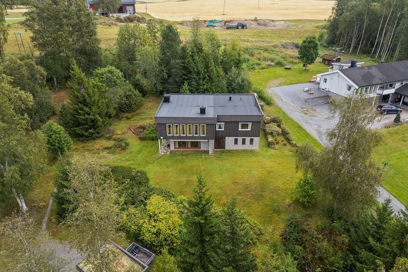 Pen fasade med steinlagt mur. Galleribilde