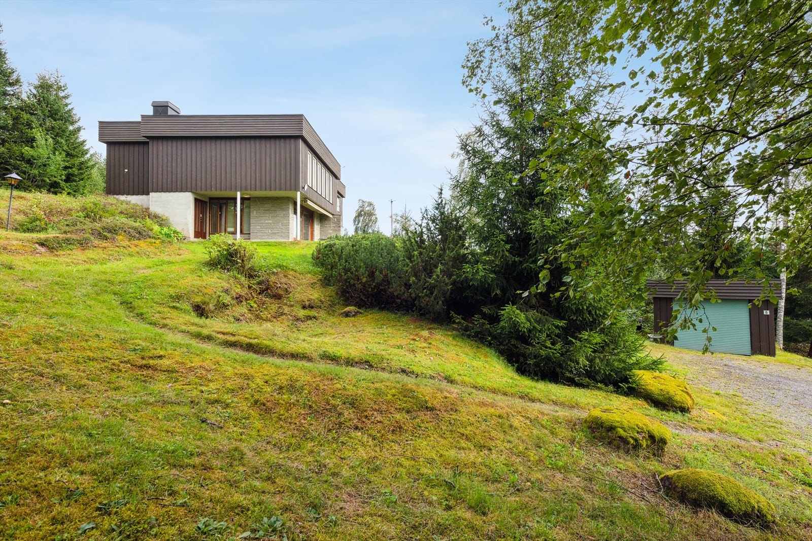Gangsti fra parkeringsplassen og opp til boligen. Galleribilde