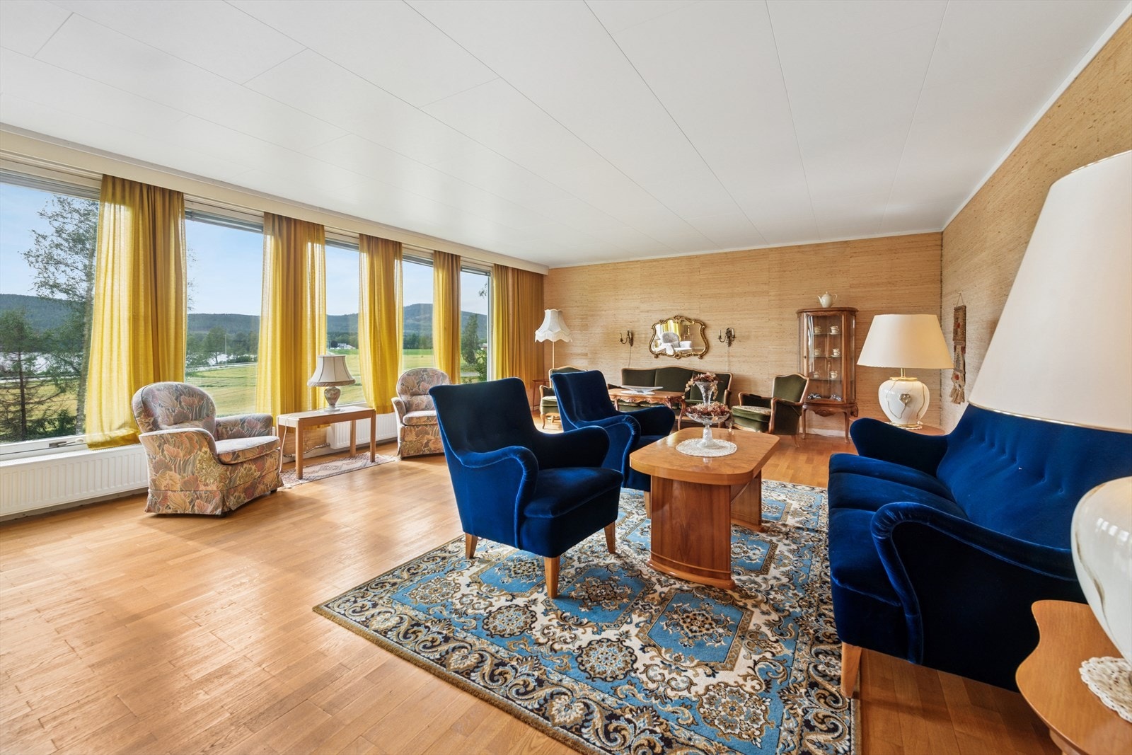 Flere av veggene er kledd med håndlaget Biritapet. Galleribilde