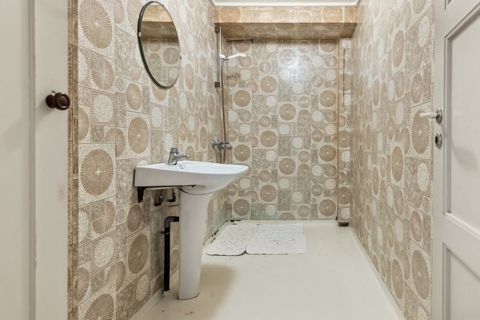 I underetasjen er det separat rom med dusj og toalett. Galleribilde