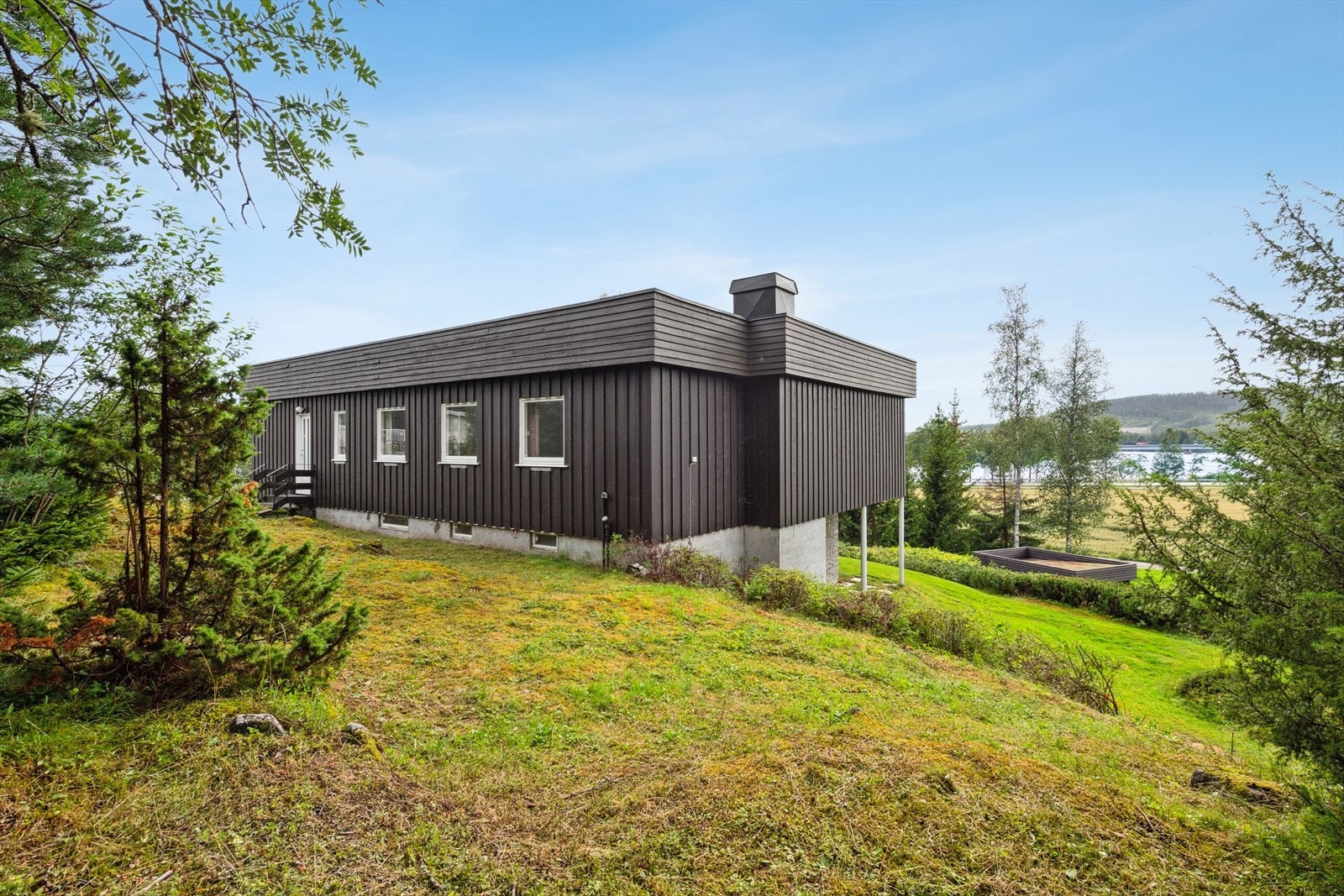 Den romslige tomten gir mulighet for mange fine utesoner. Galleribilde