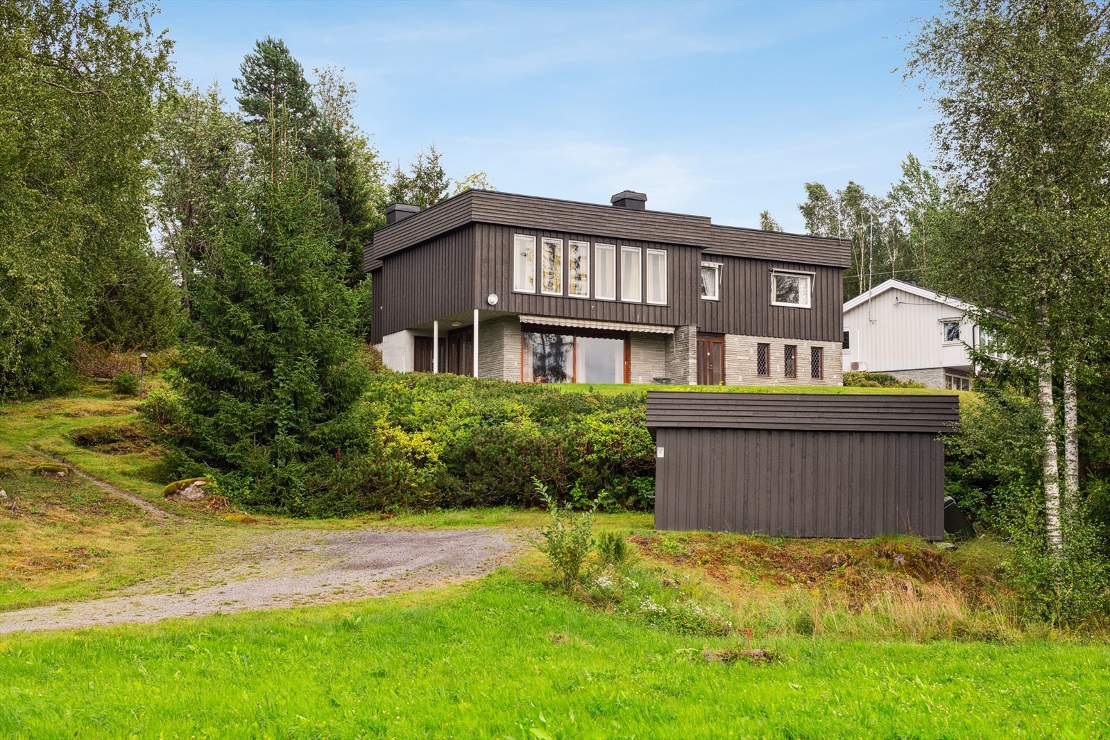 Arkitekttegnet bolig med store vindusflater i stuene. Galleribilde