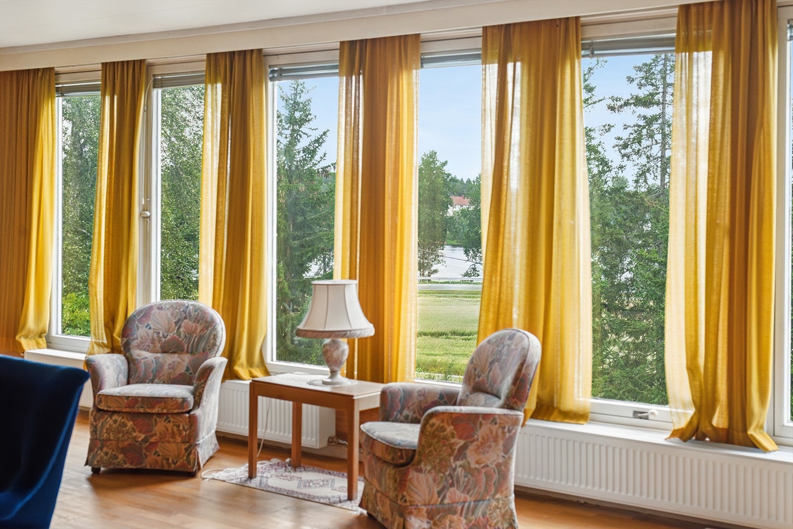 Fra stuen er det utsikt utover mot Glomma. Galleribilde