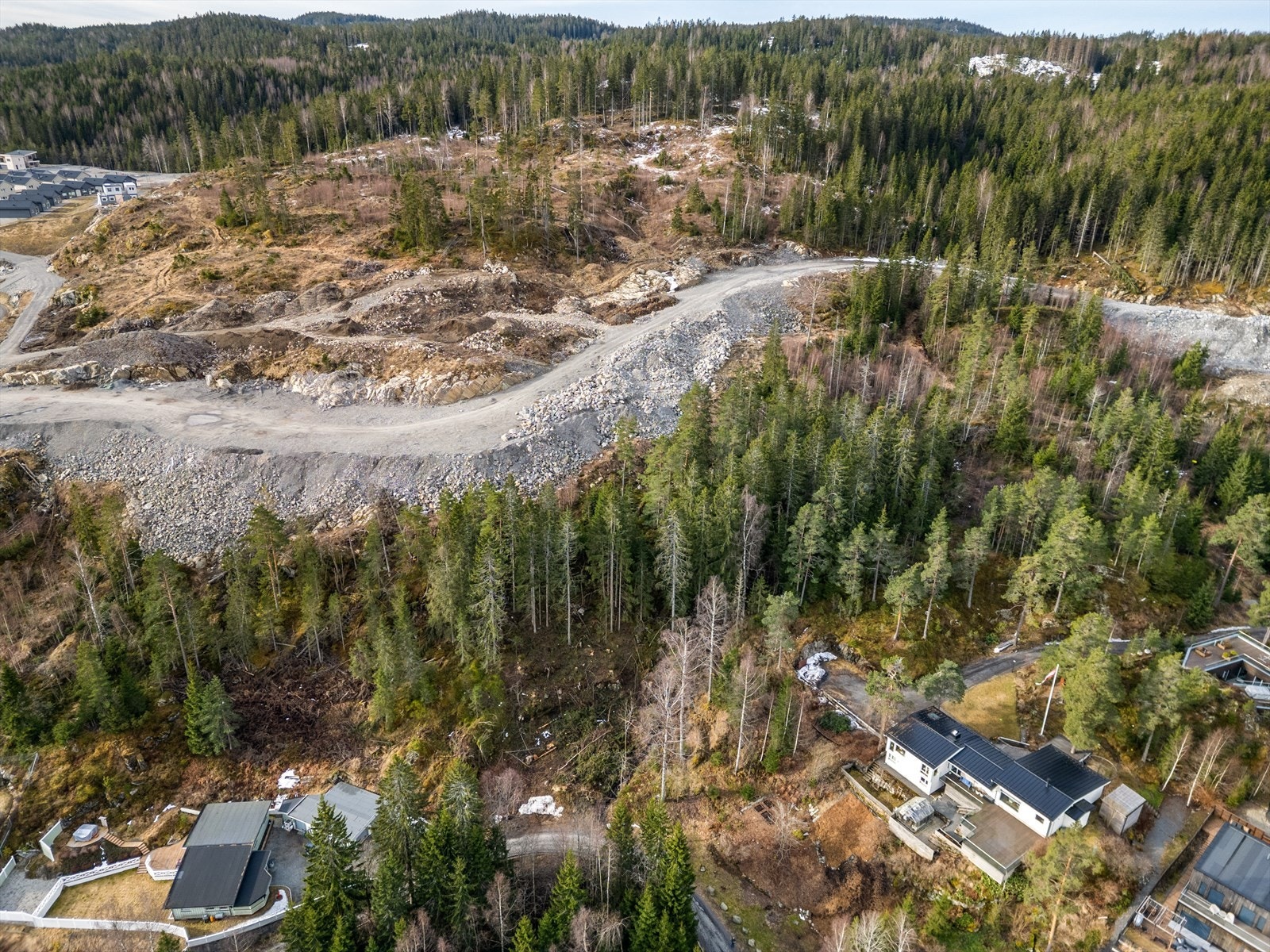Emera Eiendomsmegling v/Solveig Granlund har gleden av å presentere Kirkebyvegen 69, en ubebygd råtomt i et attraktivt og veletablert boligområde på Kirkeby i Rælingen kommune. Foto: Heidi Hexeberg Larsen. Galleribilde