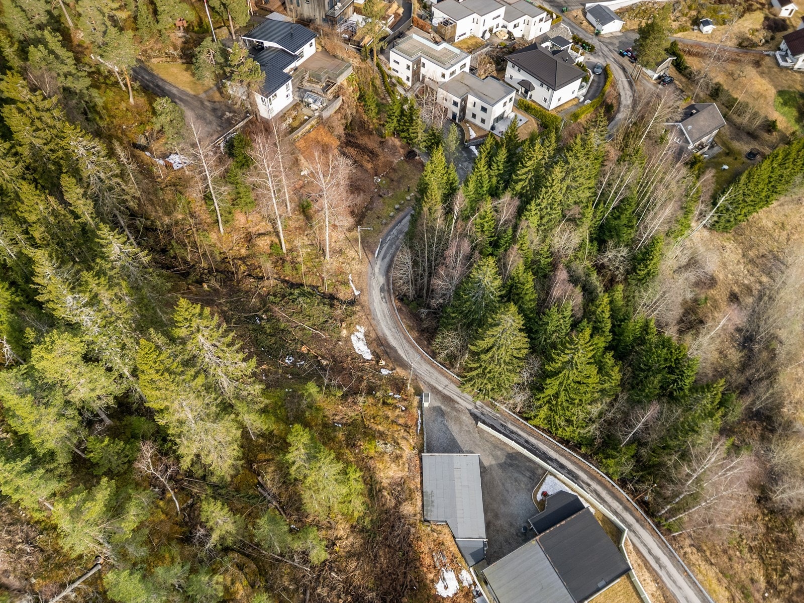 Området har en landlig karakter med både boligområder og natur, og det er nærhet til offentlig transport og hovedveier som gjør det attraktivt for både de som ønsker å bo på landet og de som trenger enkel tilgang til Oslo og andre nærliggende byer. Galleribilde